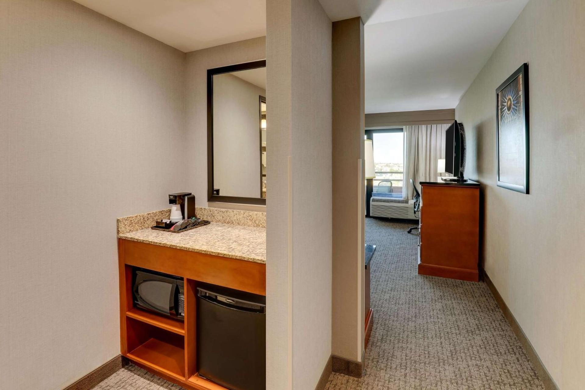 Drury Inn & Suites Phoenix Airport photo 41