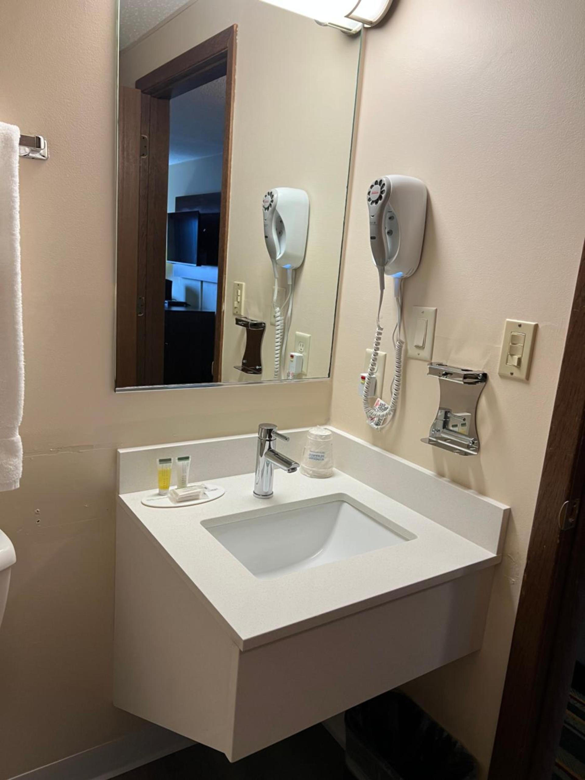 Super 8 by Wyndham Superior WI photo 29