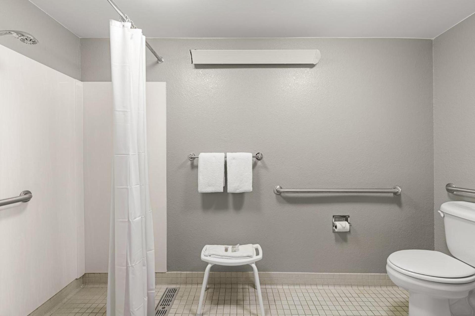 Red Roof Inn Salem photo 37
