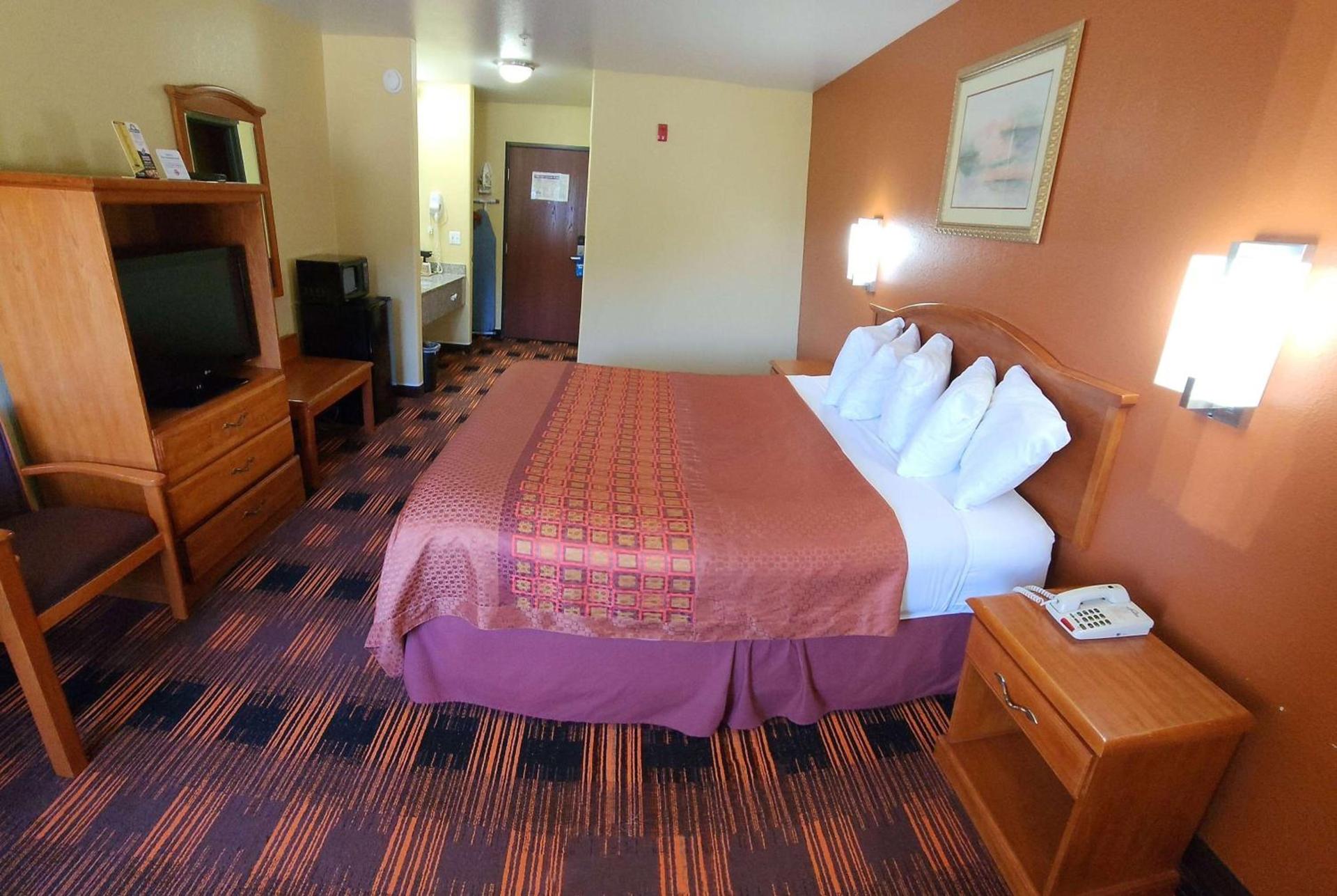 Days Inn by Wyndham Lumberton photo 8