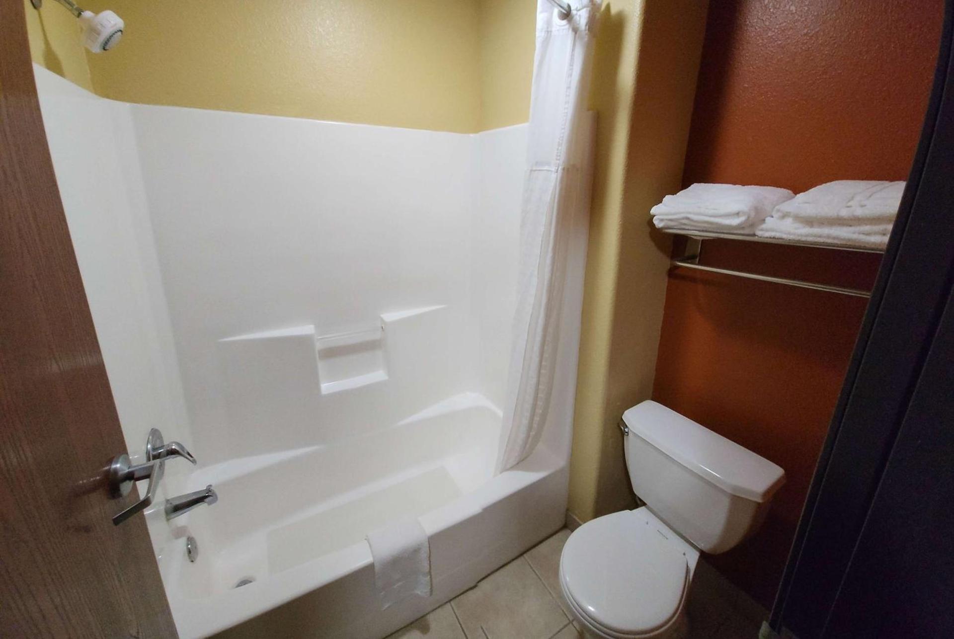 Days Inn by Wyndham Lumberton photo 9