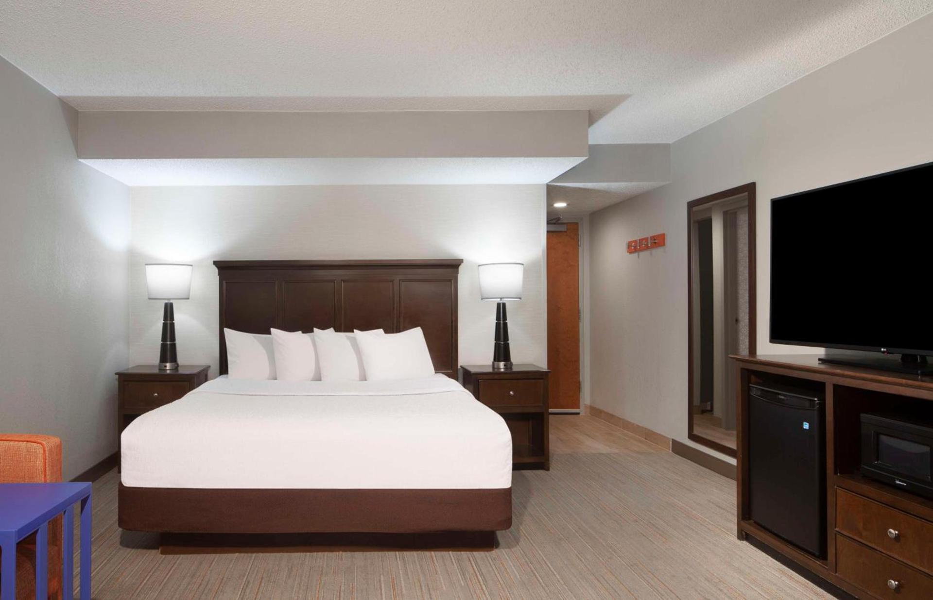Hampton Inn Evansville photo 16