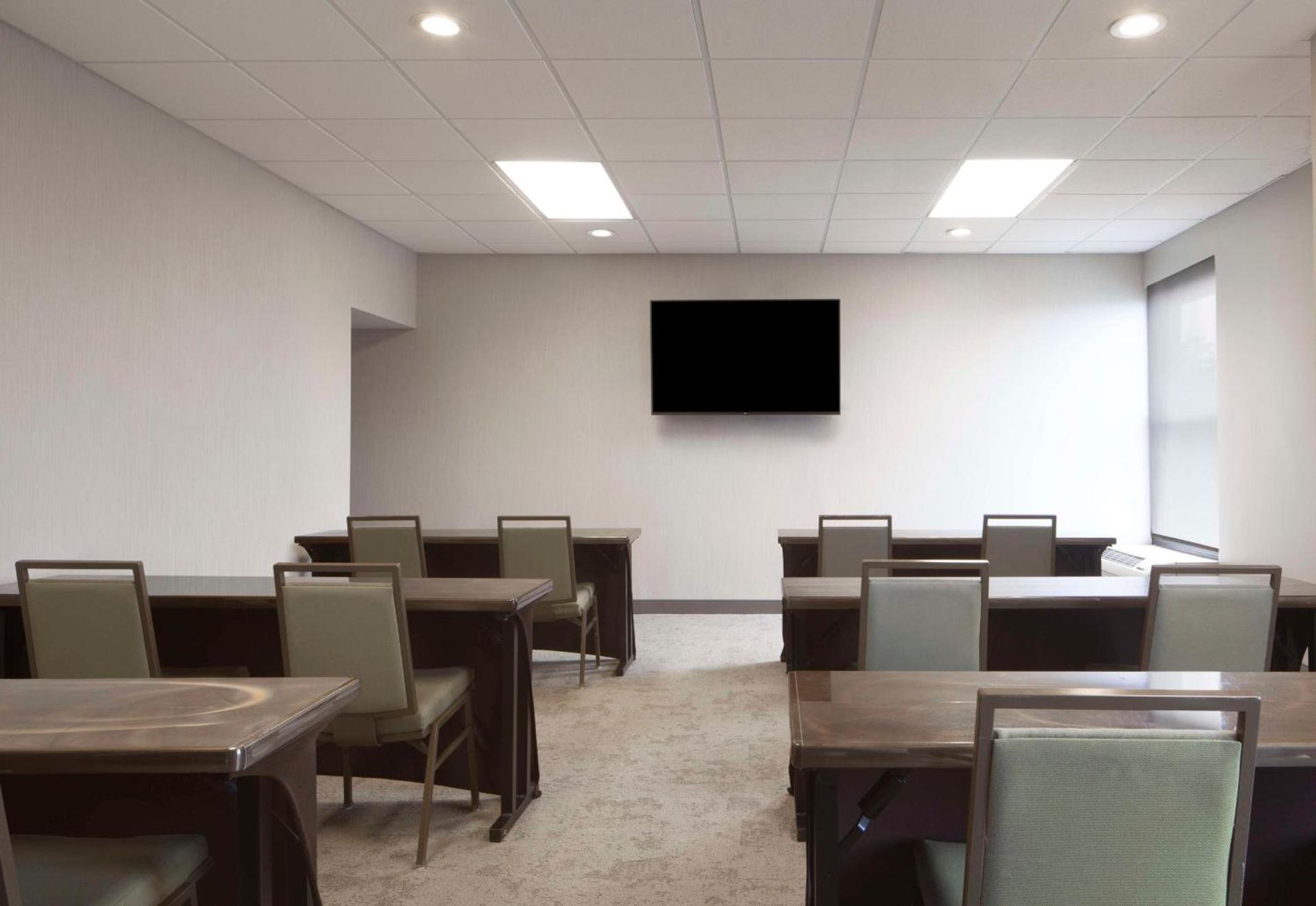 Hampton Inn Evansville photo 33