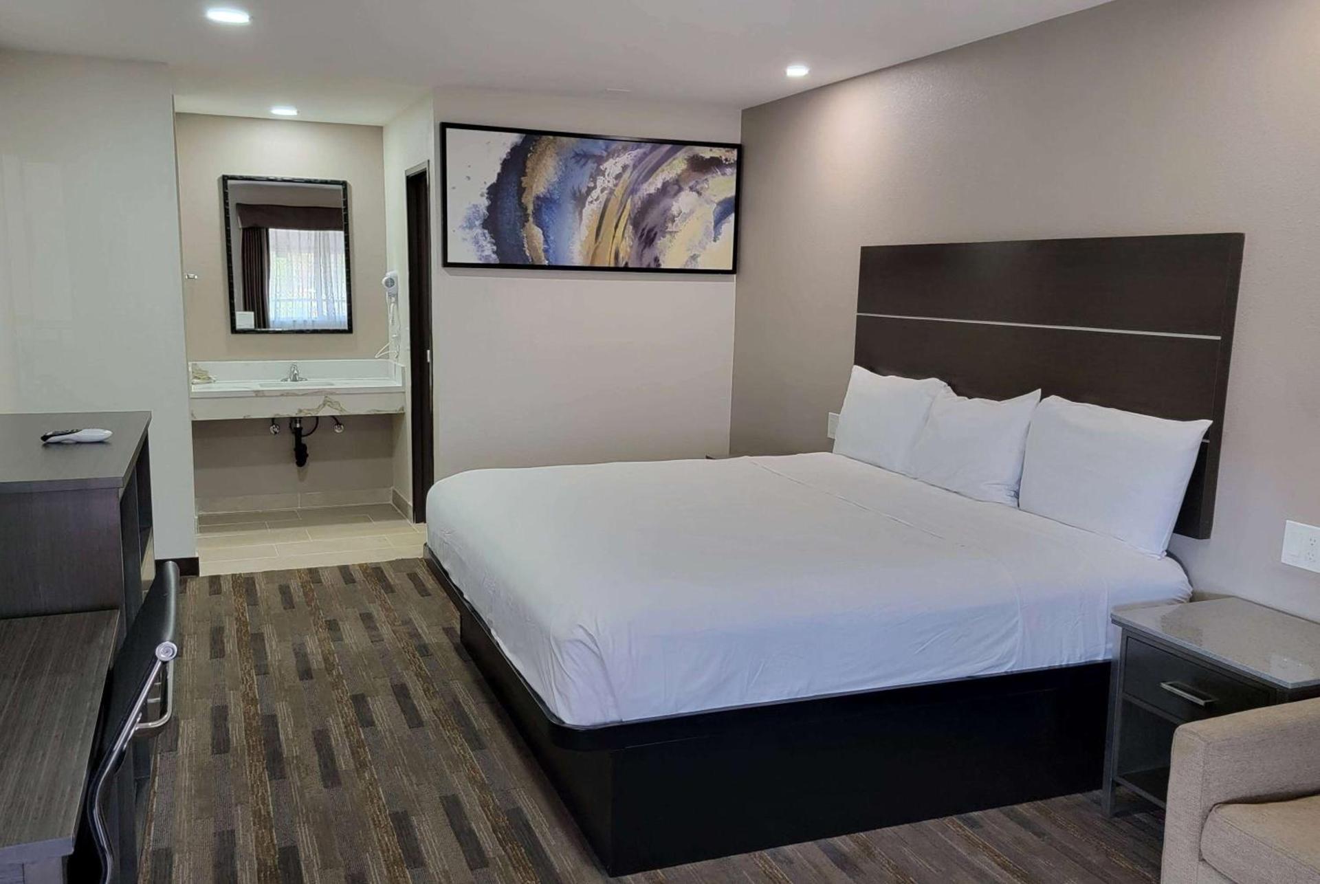 Travelodge by Wyndham Buena Park photo 2