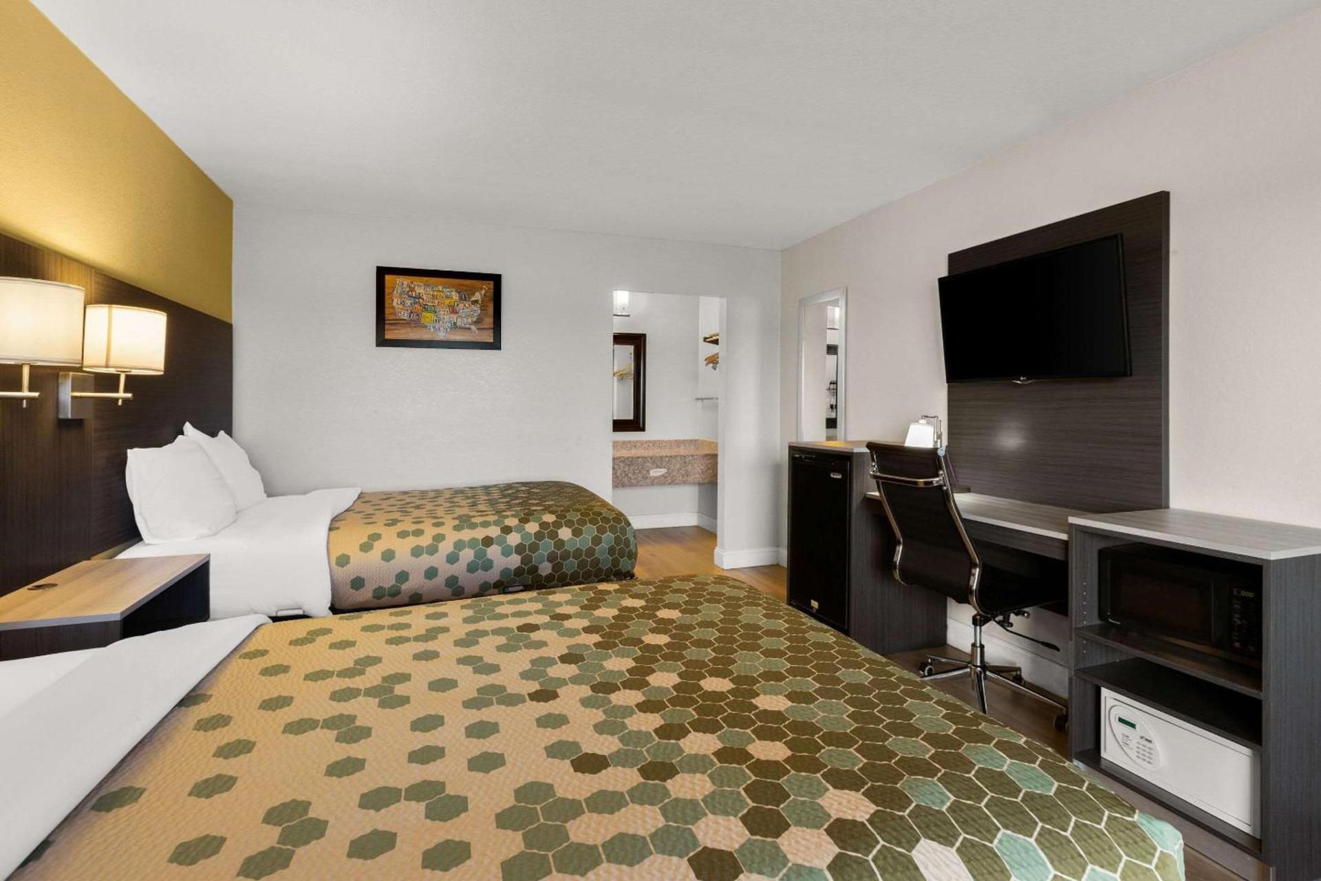 Econo Lodge White Pine Morristown I-81 & I-40 Split photo 24
