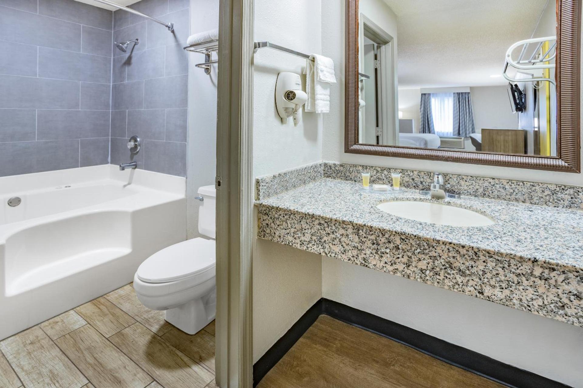 Days Inn by Wyndham Barnwell photo 34
