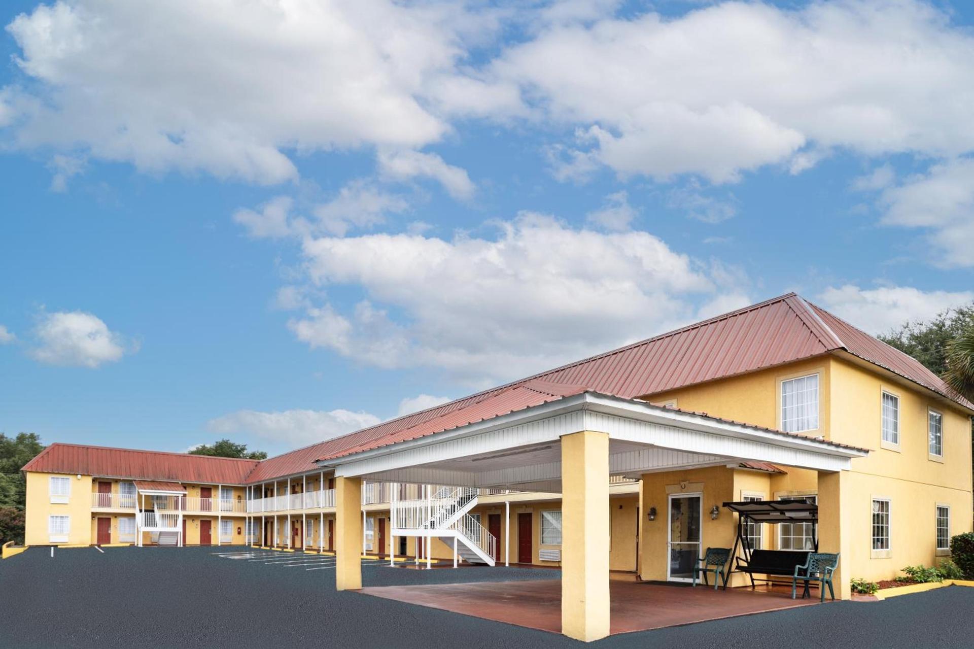 Days Inn by Wyndham Barnwell photo 1