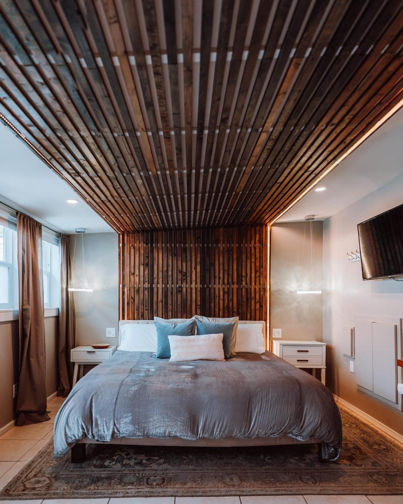 Swank House- Downtown Suite-Pet Friendly photo 14