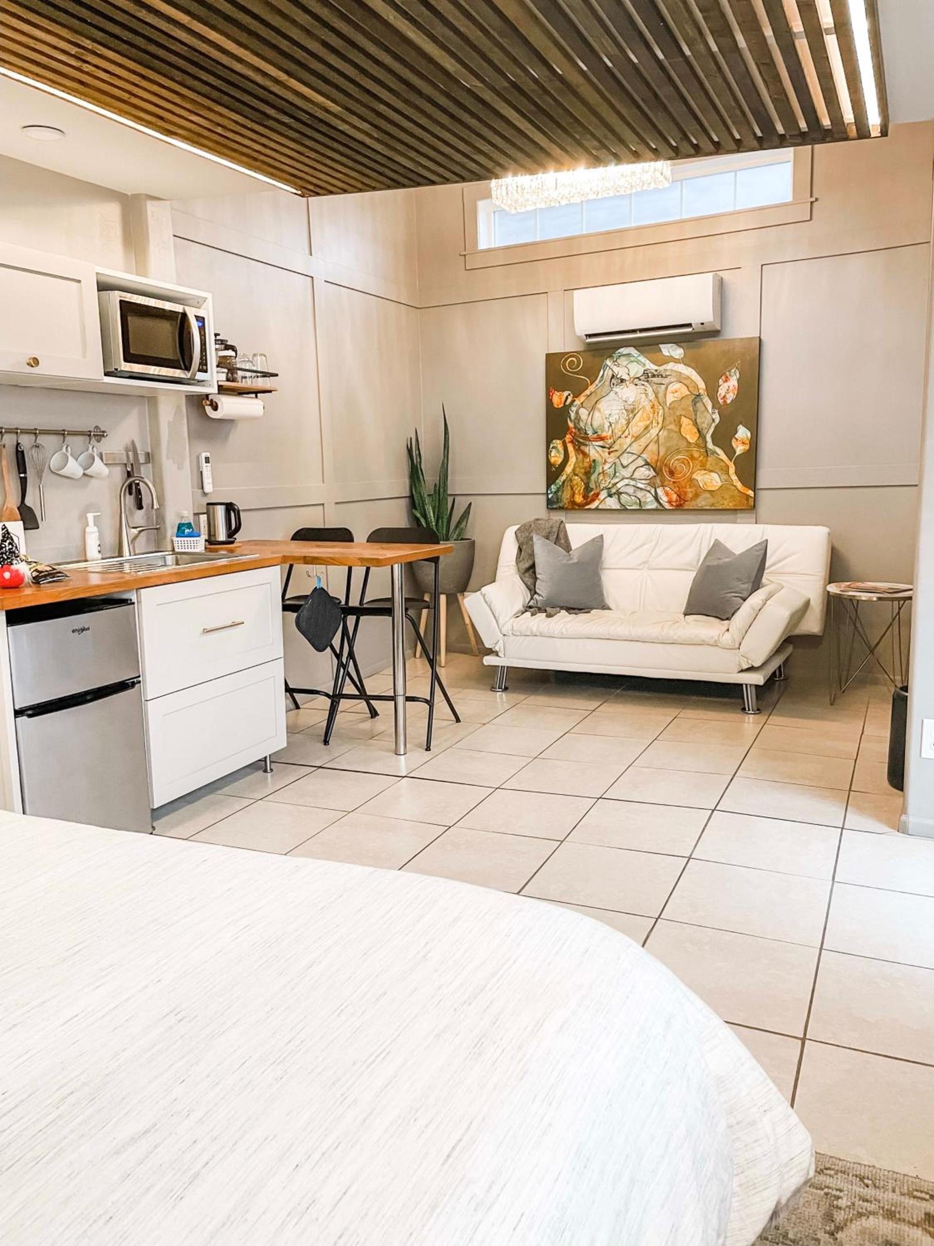 Swank House- Downtown Suite-Pet Friendly photo 9