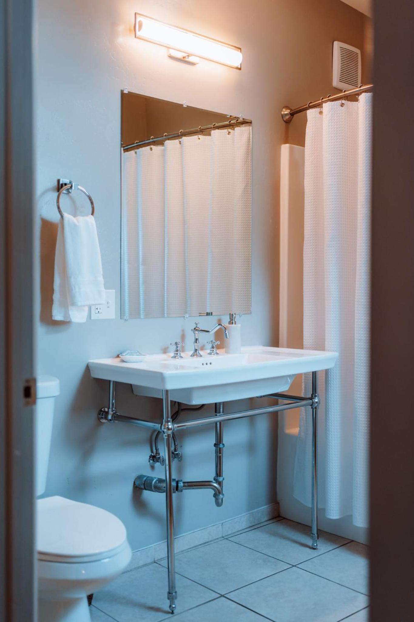 Swank House- Downtown Suite-Pet Friendly photo 4