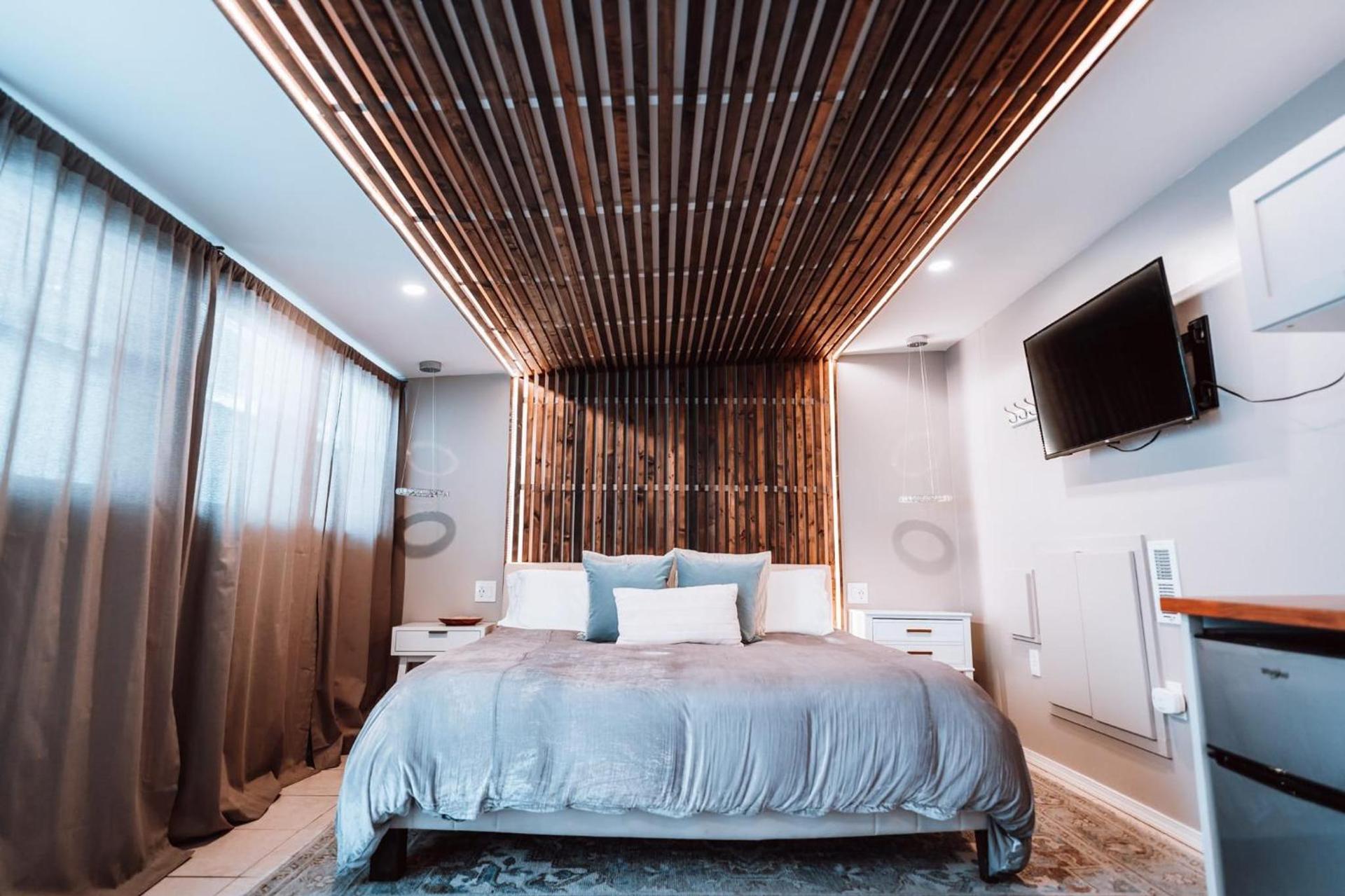 Swank House- Downtown Suite-Pet Friendly photo 15
