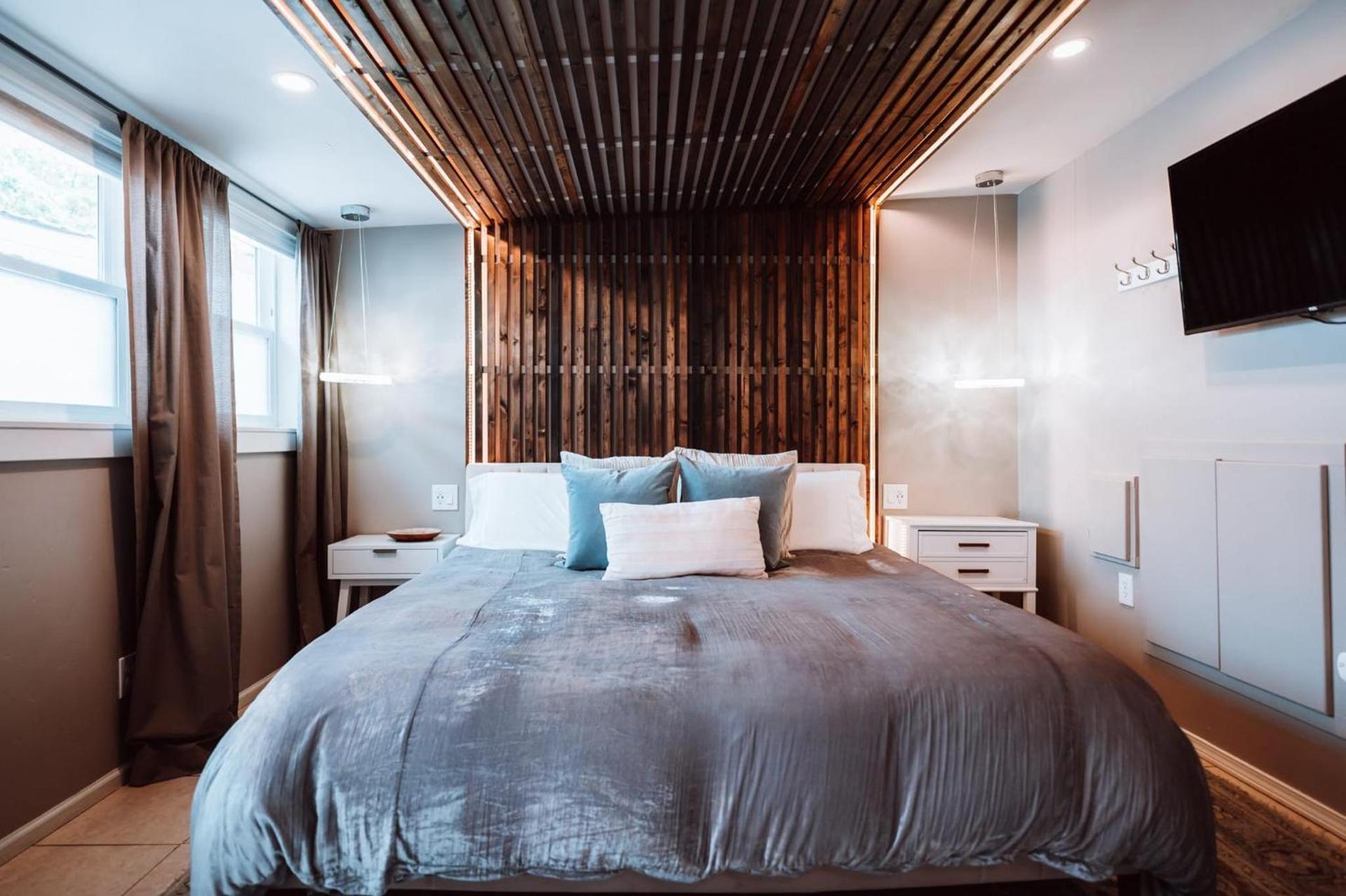 Swank House- Downtown Suite-Pet Friendly photo 5