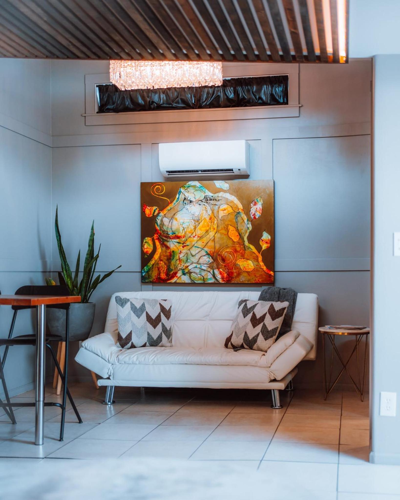 Swank House- Downtown Suite-Pet Friendly photo 12