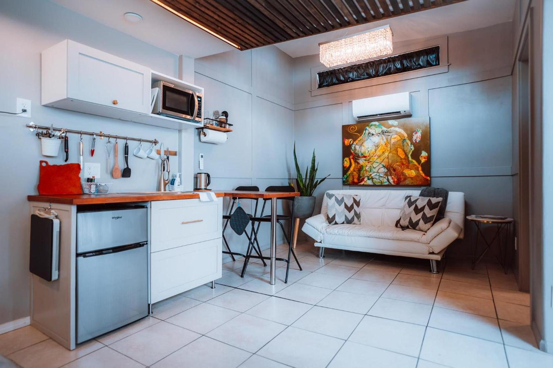 Swank House- Downtown Suite-Pet Friendly photo 17