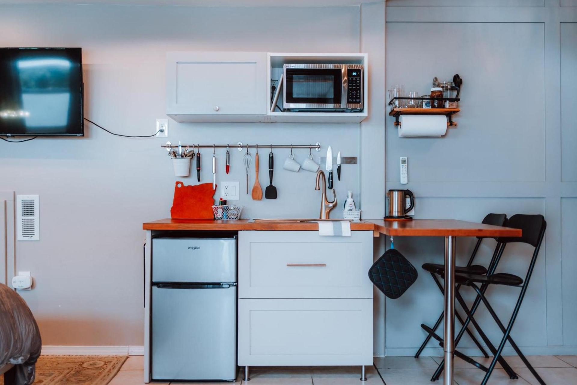 Swank House- Downtown Suite-Pet Friendly photo 3