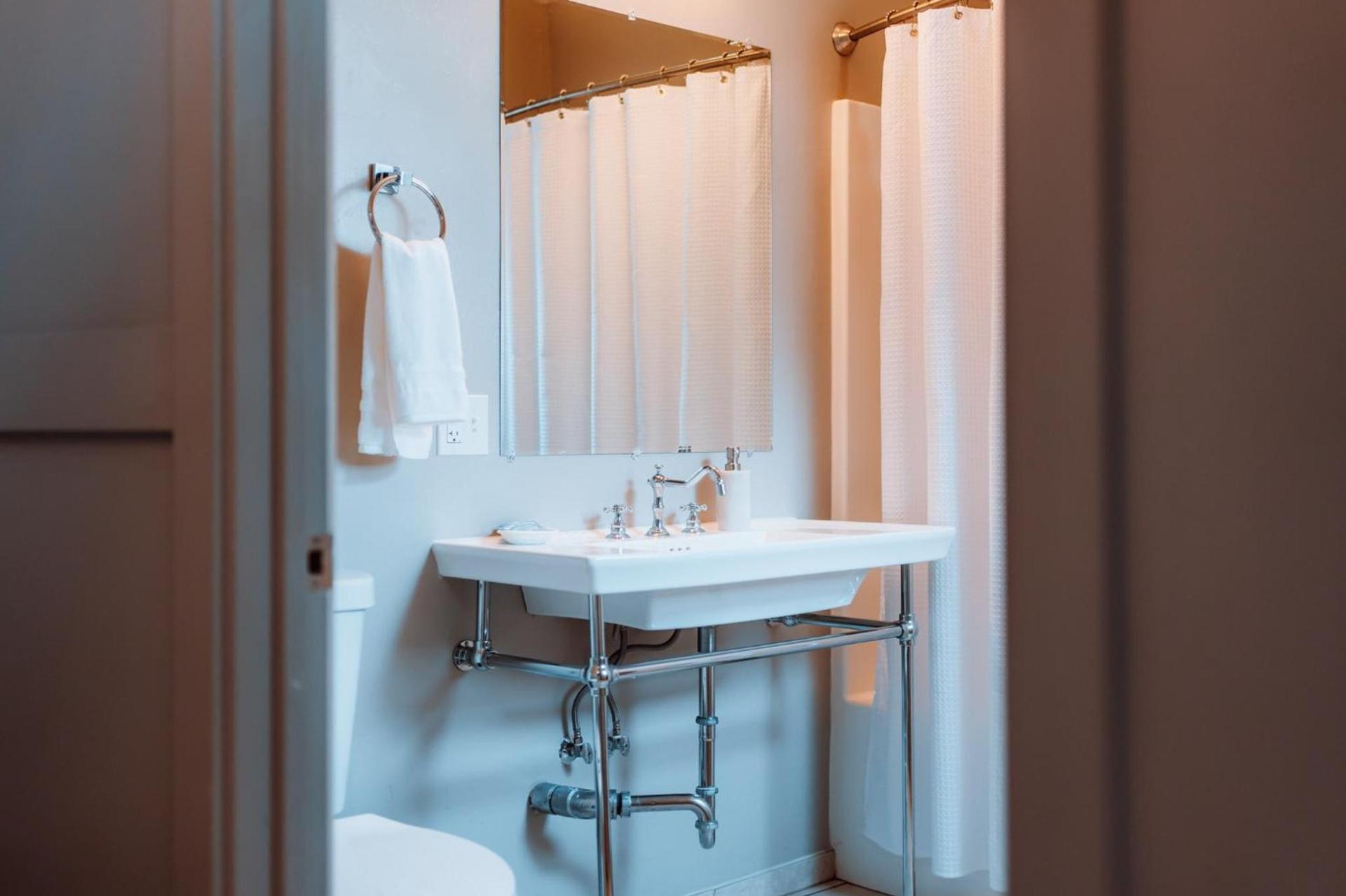 Swank House- Downtown Suite-Pet Friendly photo 16