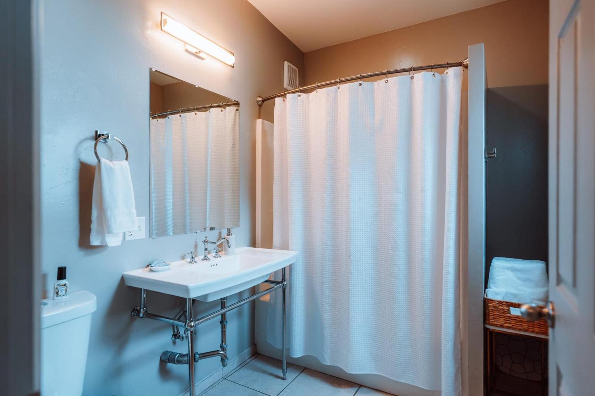 Swank House- Downtown Suite-Pet Friendly photo 6