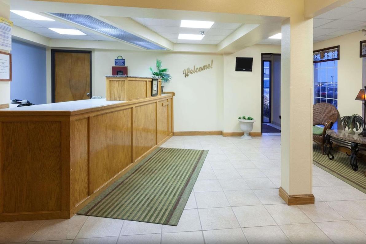 Days Inn by Wyndham Shawnee photo 13