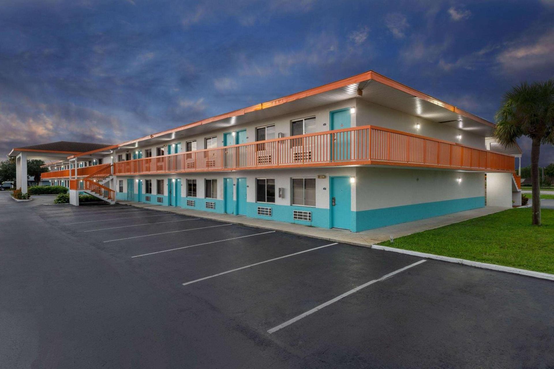 Howard Johnson by Wyndham Vero Beach/I-95 photo 3