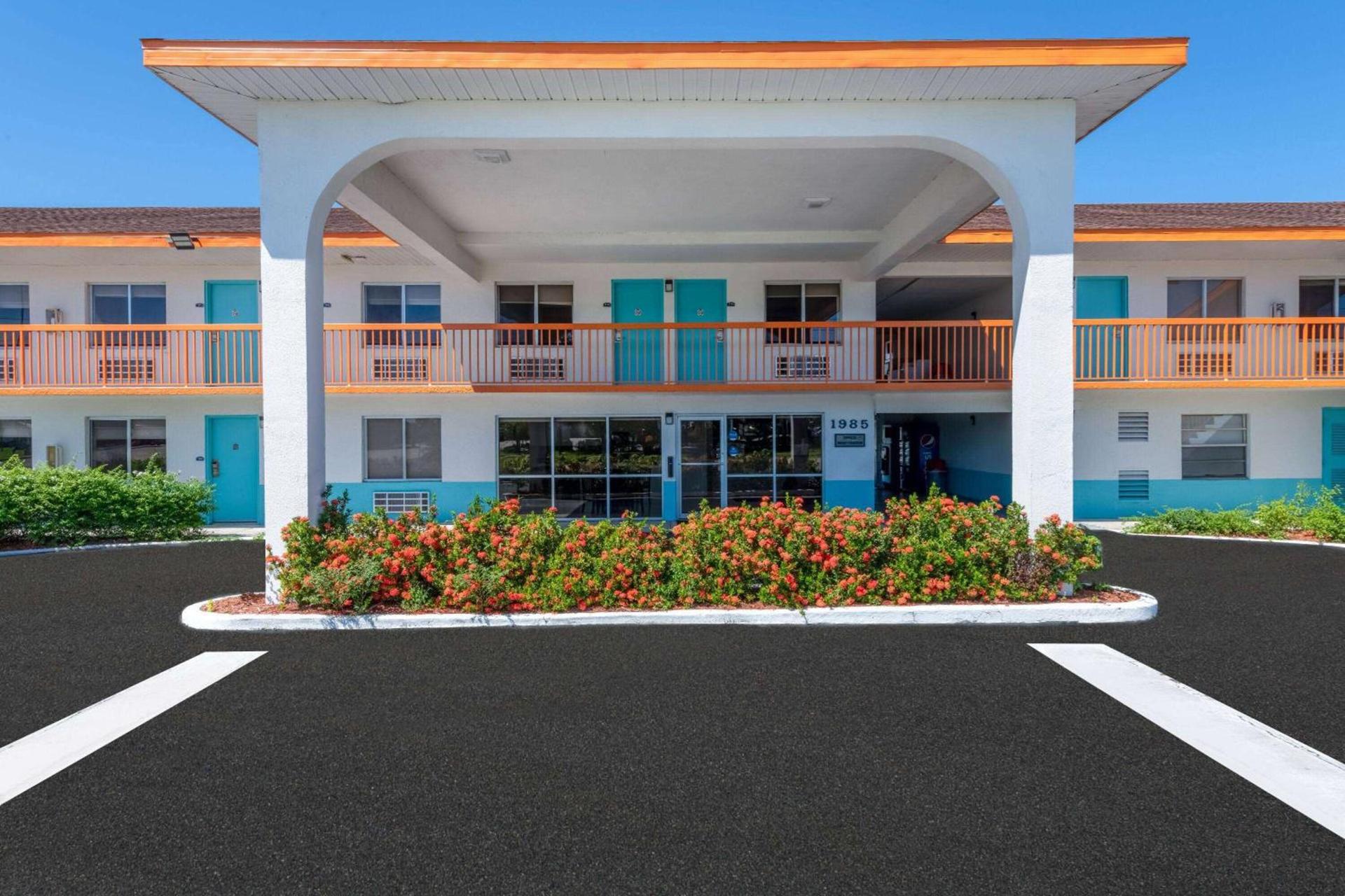 Howard Johnson by Wyndham Vero Beach/I-95 photo 2