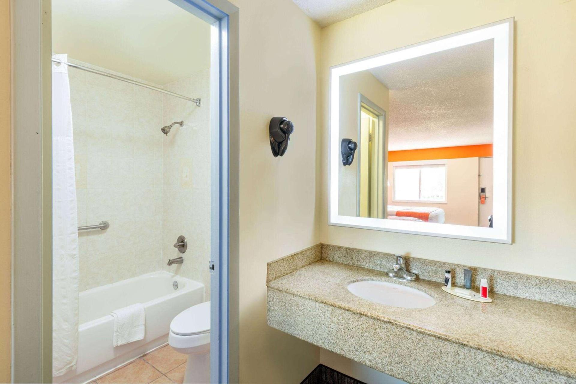 Howard Johnson by Wyndham Vero Beach/I-95 photo 34