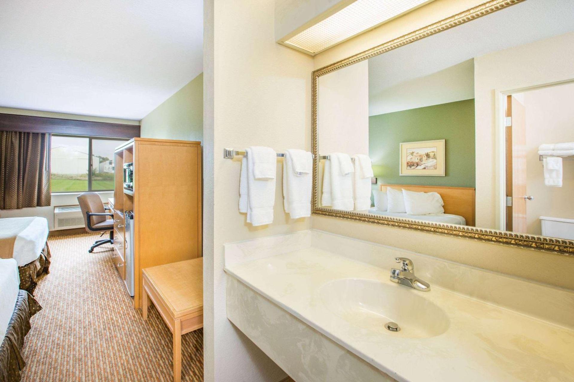 Ramada by Wyndham Spirit Lake/Okoboji photo 8