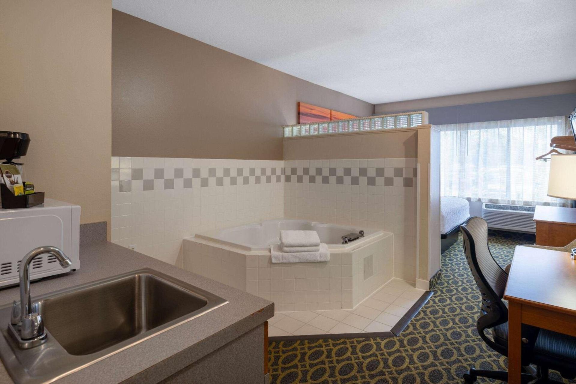Days Inn & Suites by Wyndham Madison photo 25