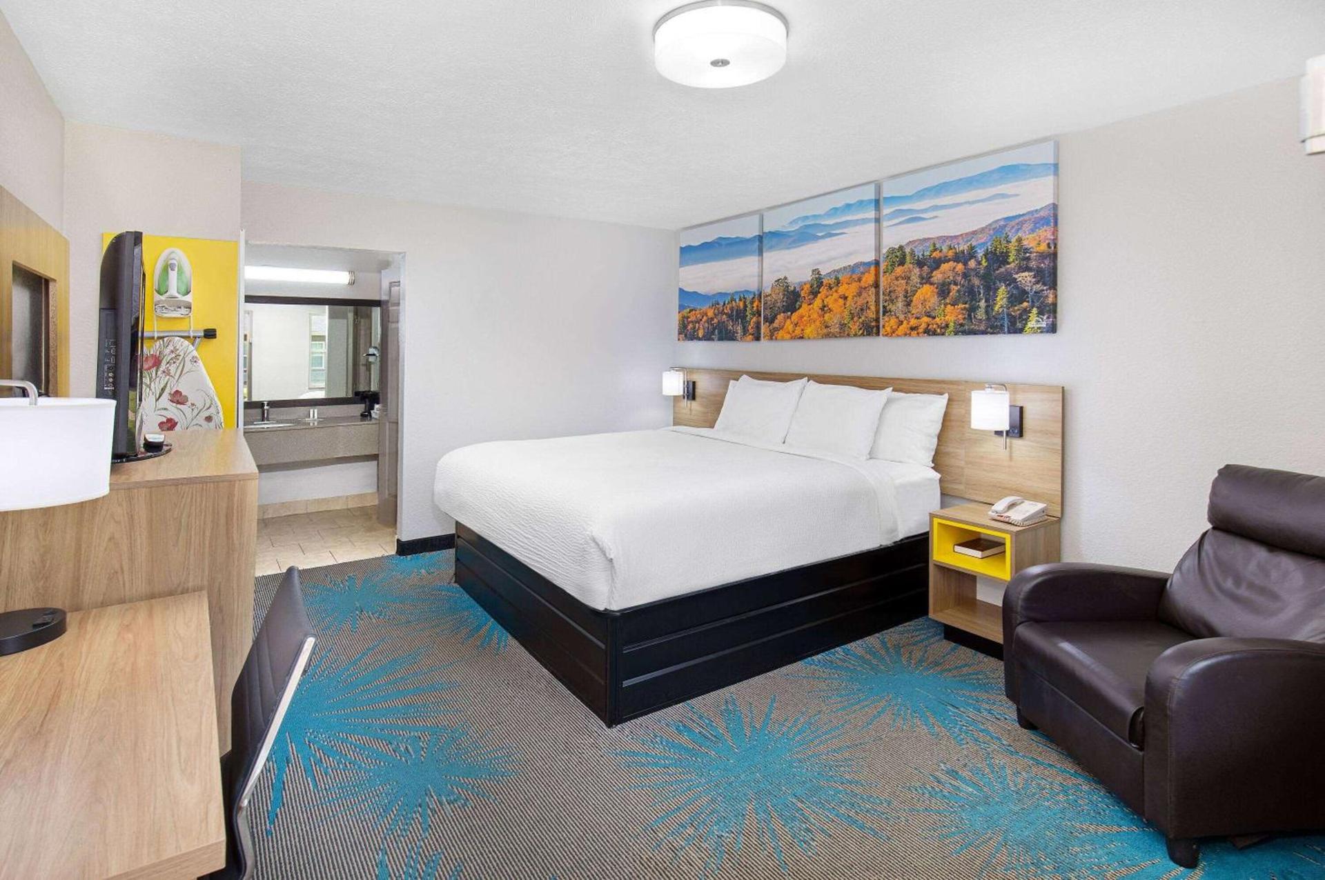 Days Inn by Wyndham Savannah photo 11