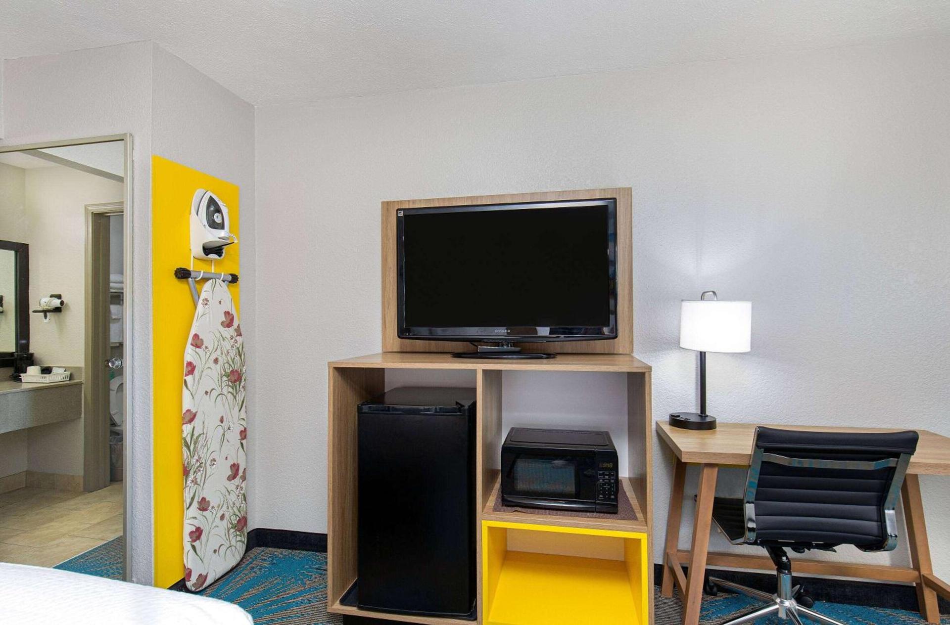 Days Inn by Wyndham Savannah photo 15