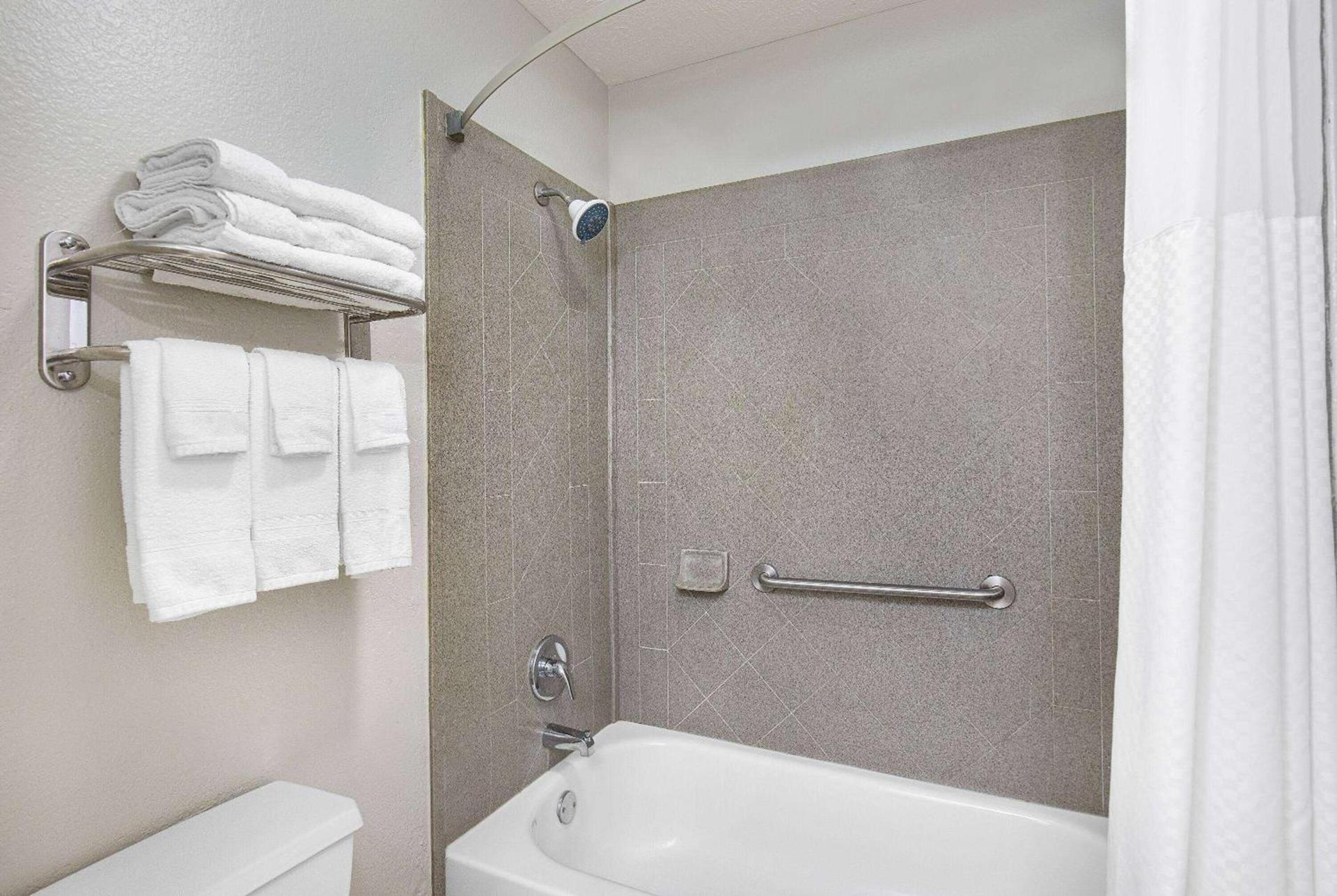 Days Inn by Wyndham Savannah photo 18