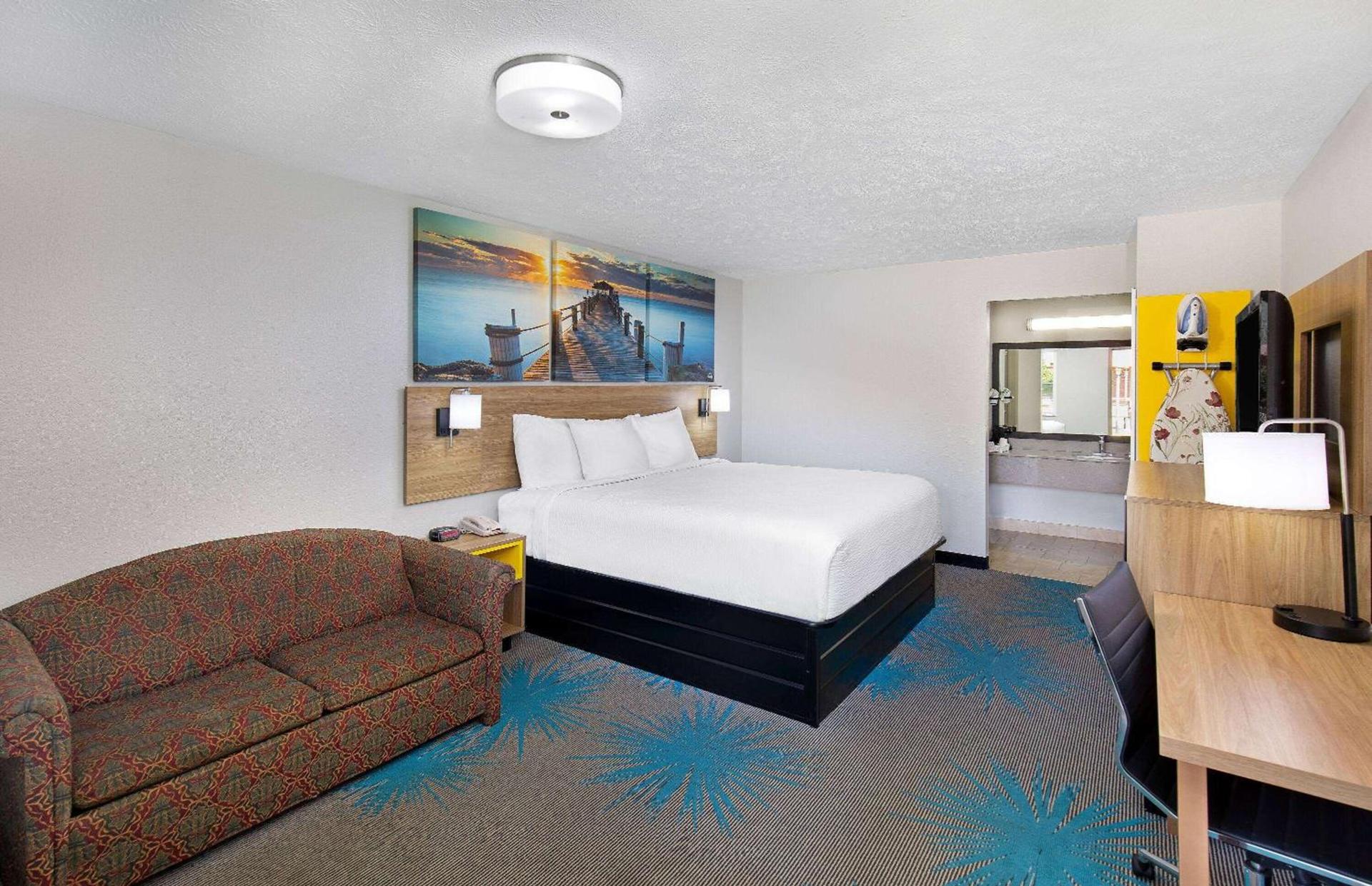 Days Inn by Wyndham Savannah photo 20