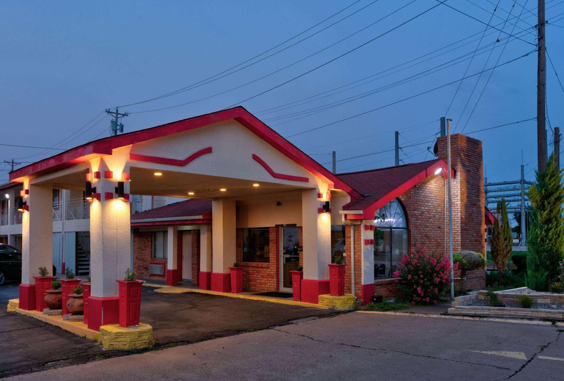 Super 8 by Wyndham Vernon photo 2