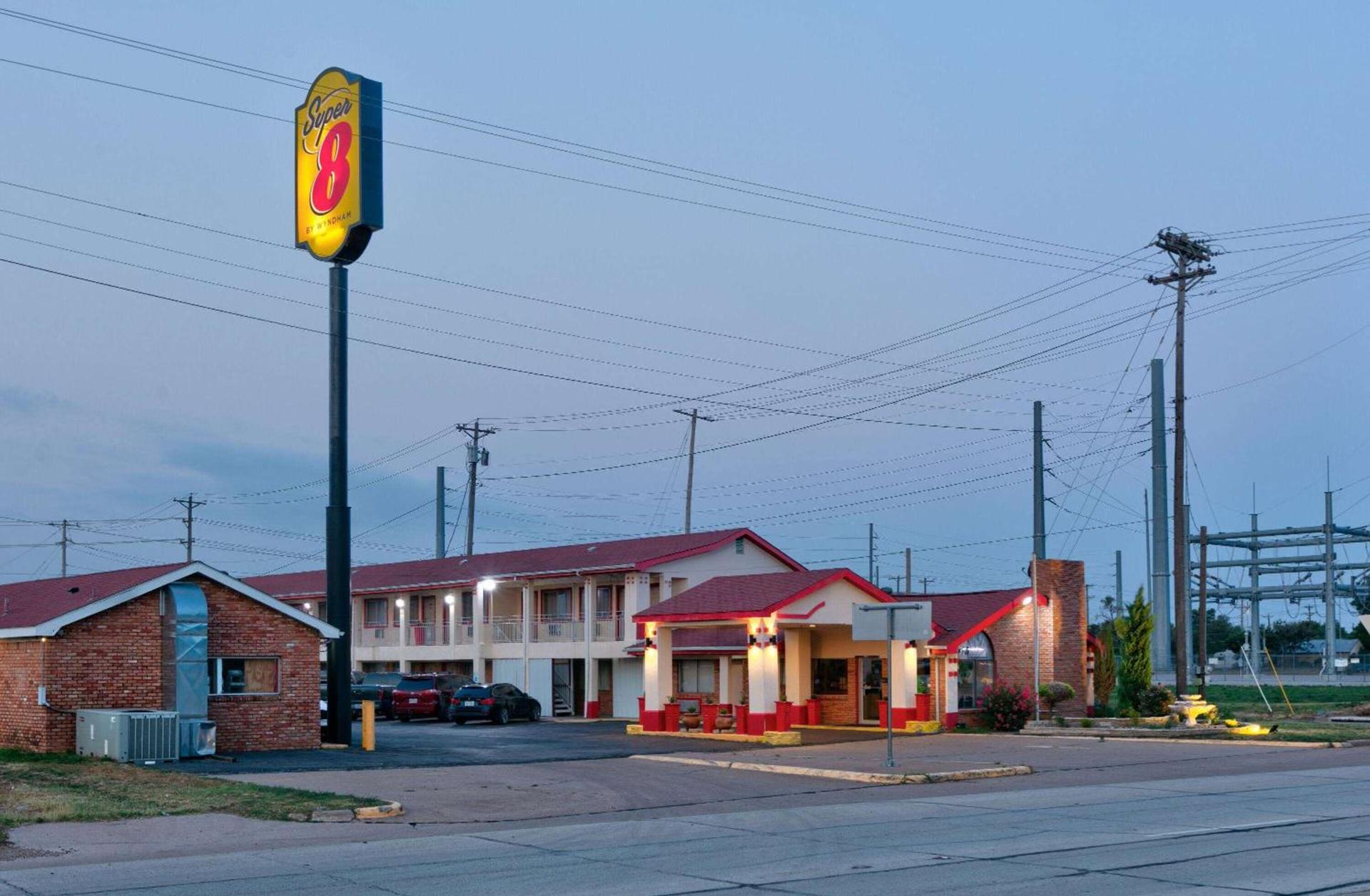 Super 8 by Wyndham Vernon photo 3