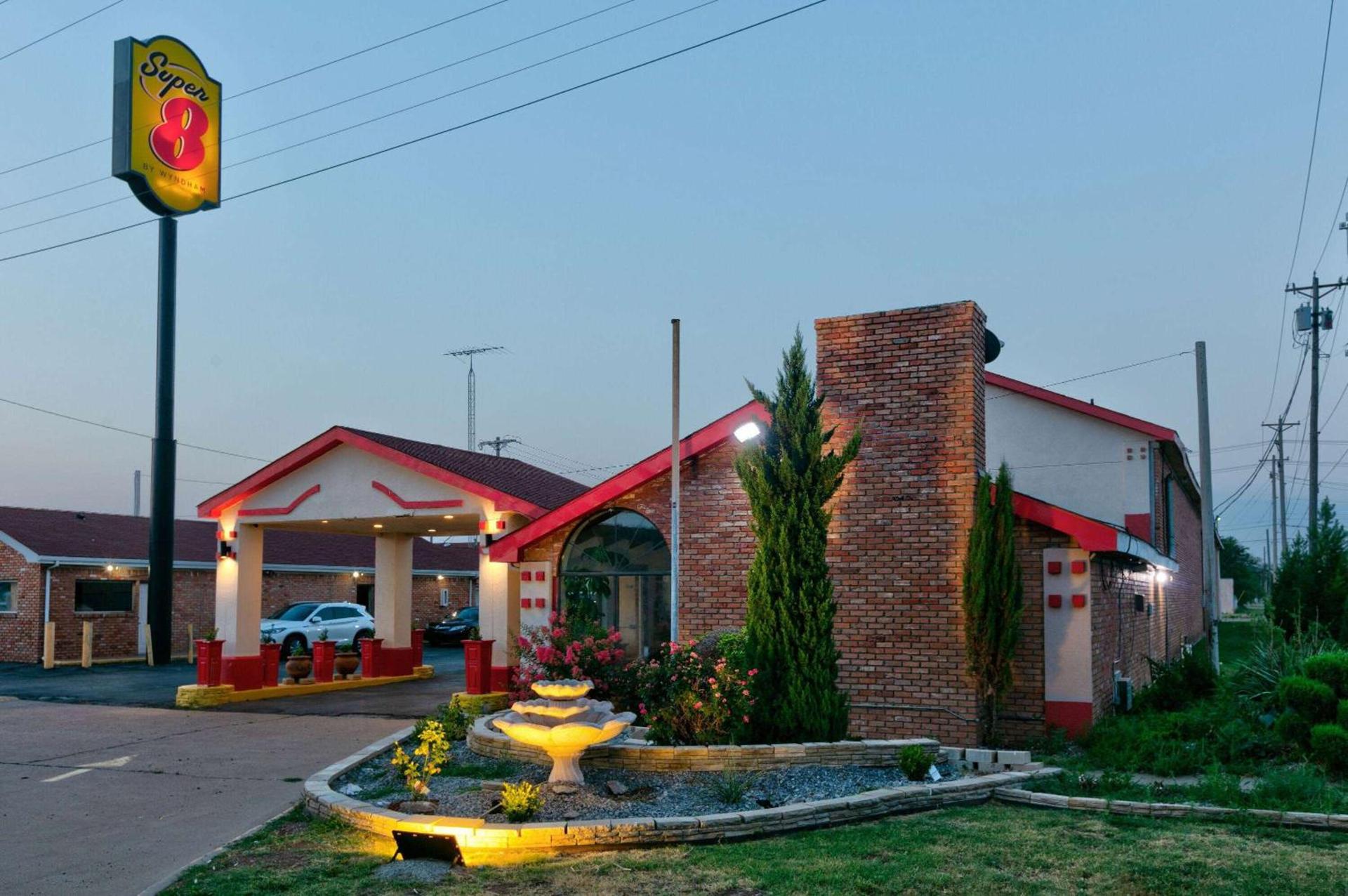 Super 8 by Wyndham Vernon photo 4
