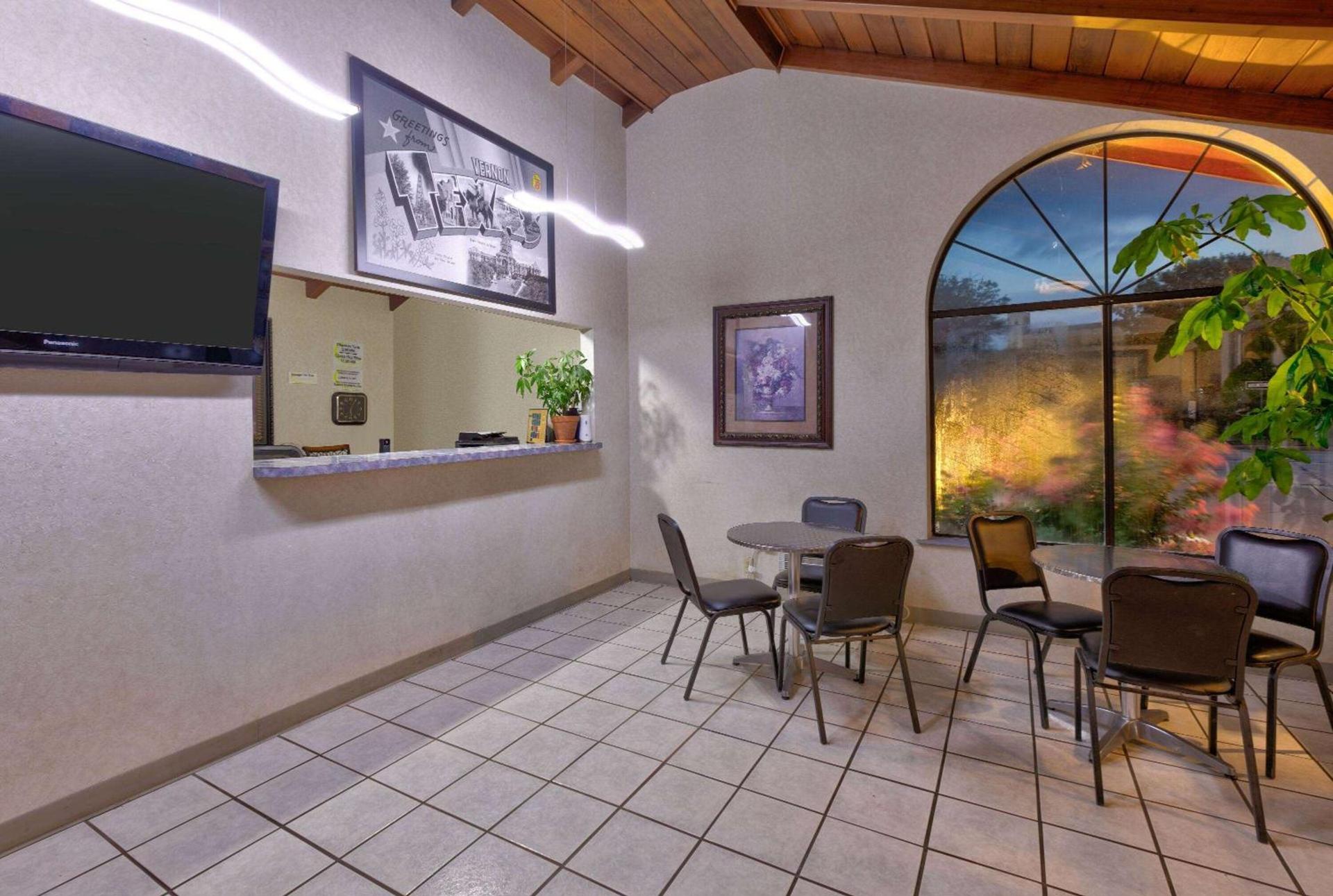Super 8 by Wyndham Vernon photo 6
