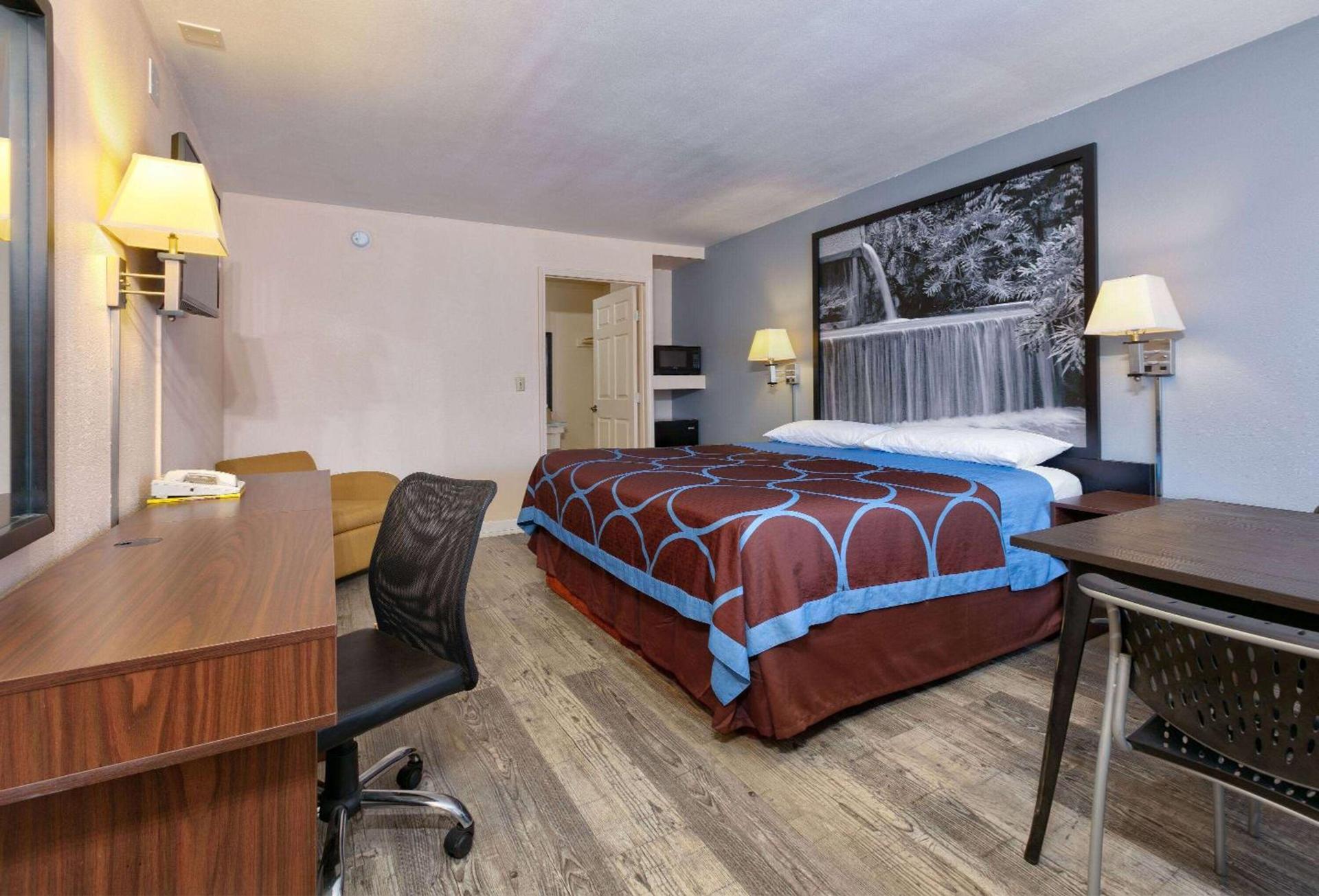 Super 8 by Wyndham Vernon photo 9