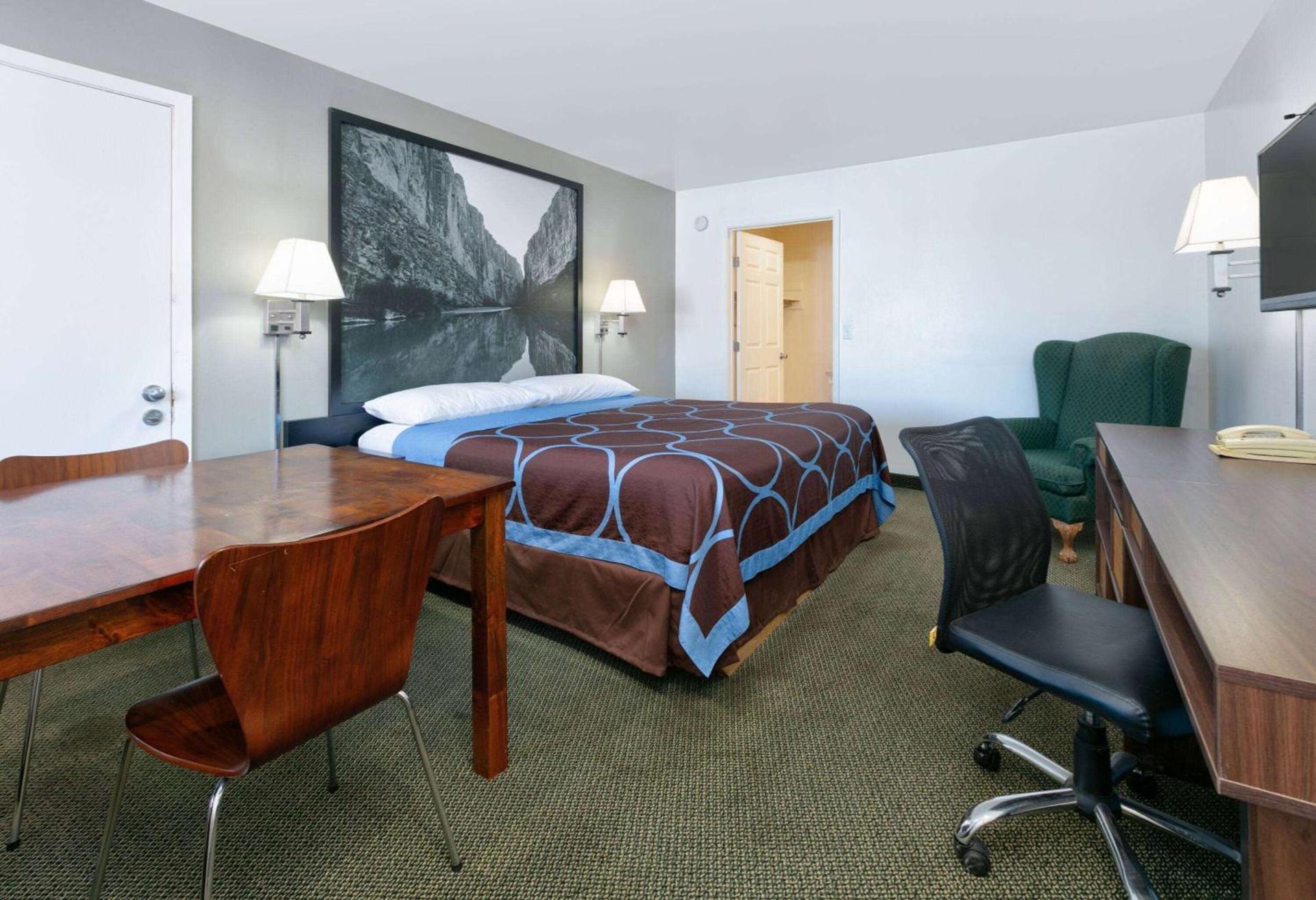 Super 8 by Wyndham Vernon photo 20
