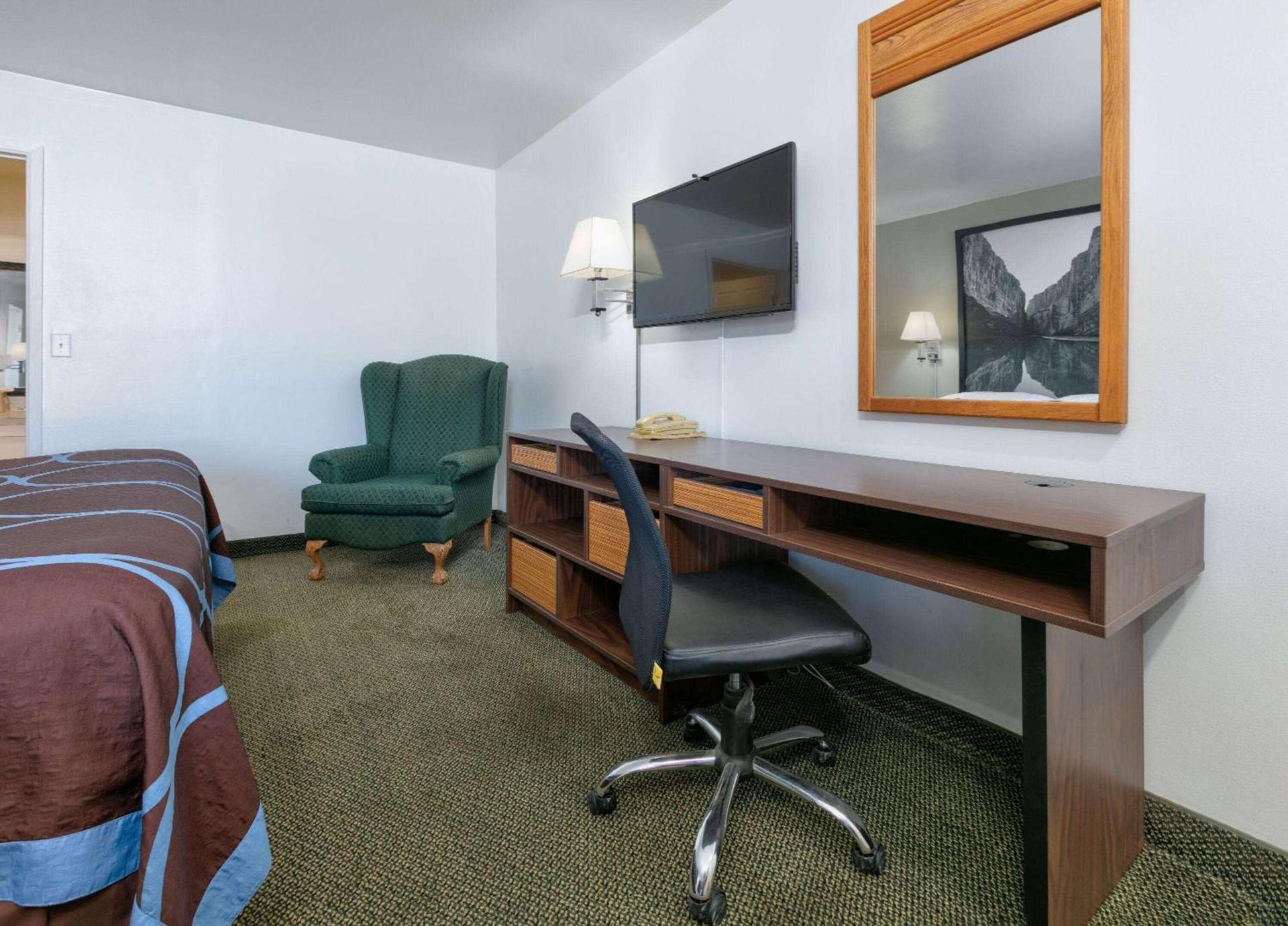 Super 8 by Wyndham Vernon photo 21