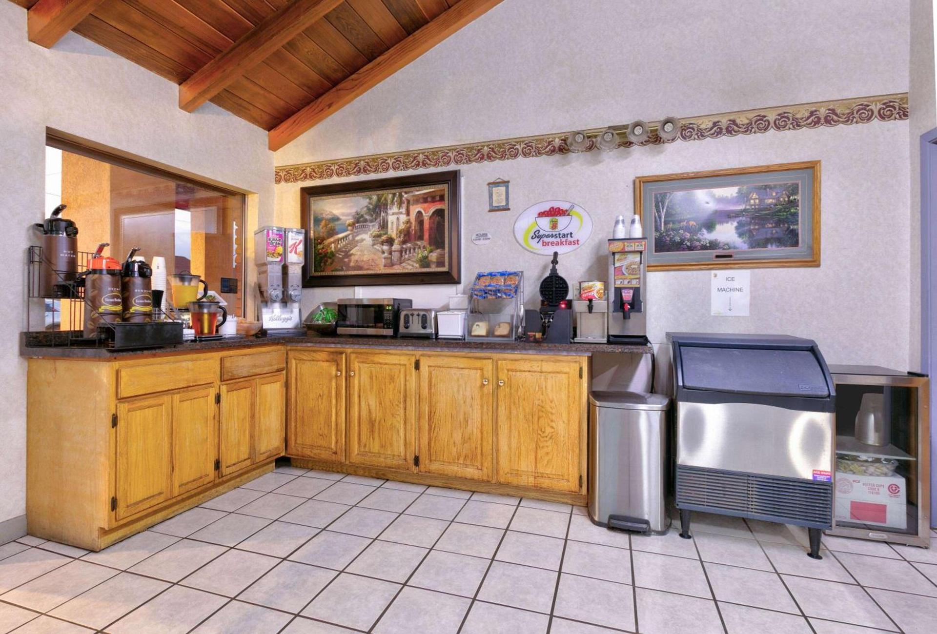 Super 8 by Wyndham Vernon photo 29
