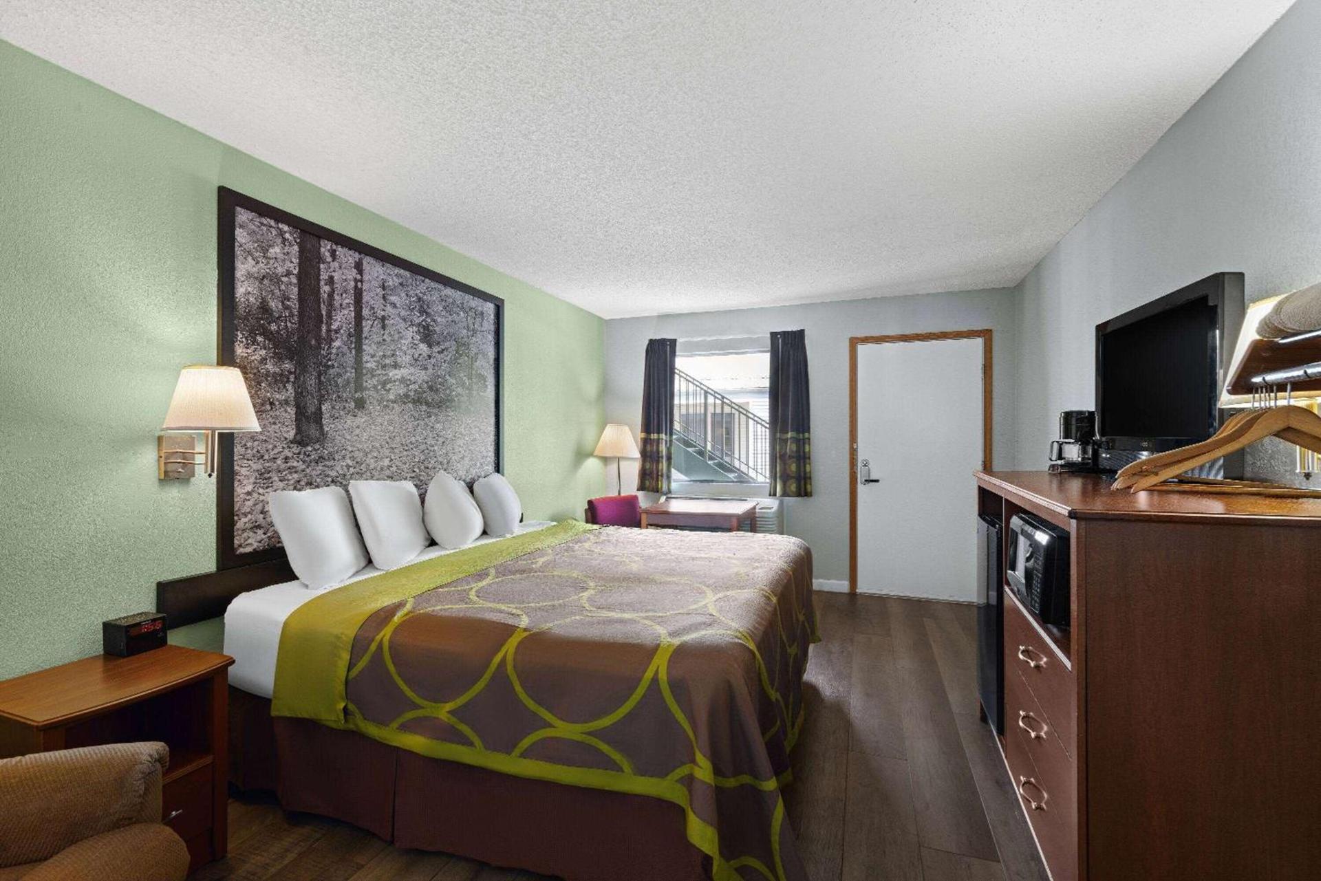Super 8 by Wyndham Branson - Shepherd of the Hills Exwy photo 17