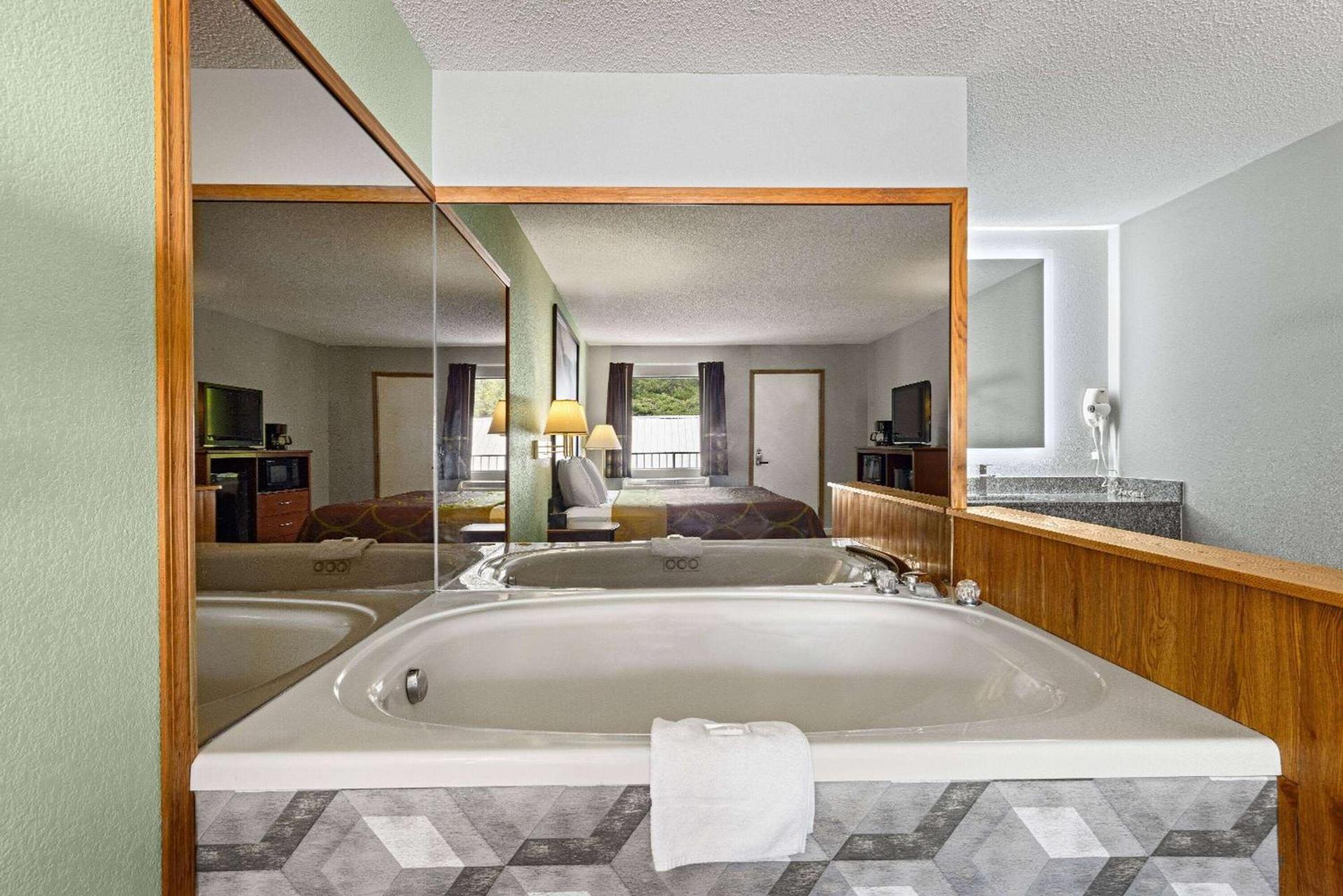 Super 8 by Wyndham Branson - Shepherd of the Hills Exwy photo 18