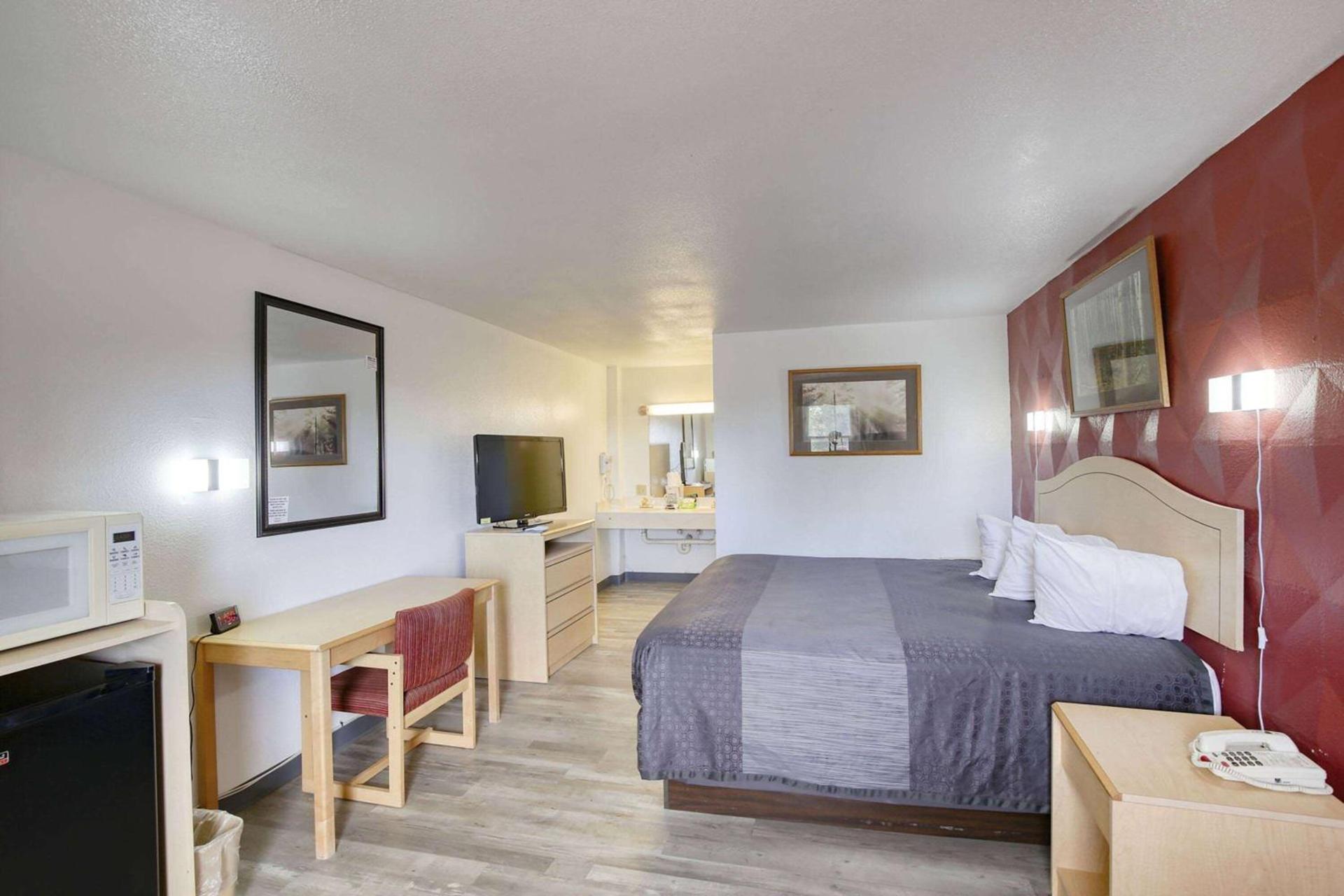 Super 8 by Wyndham Newcastle photo 2