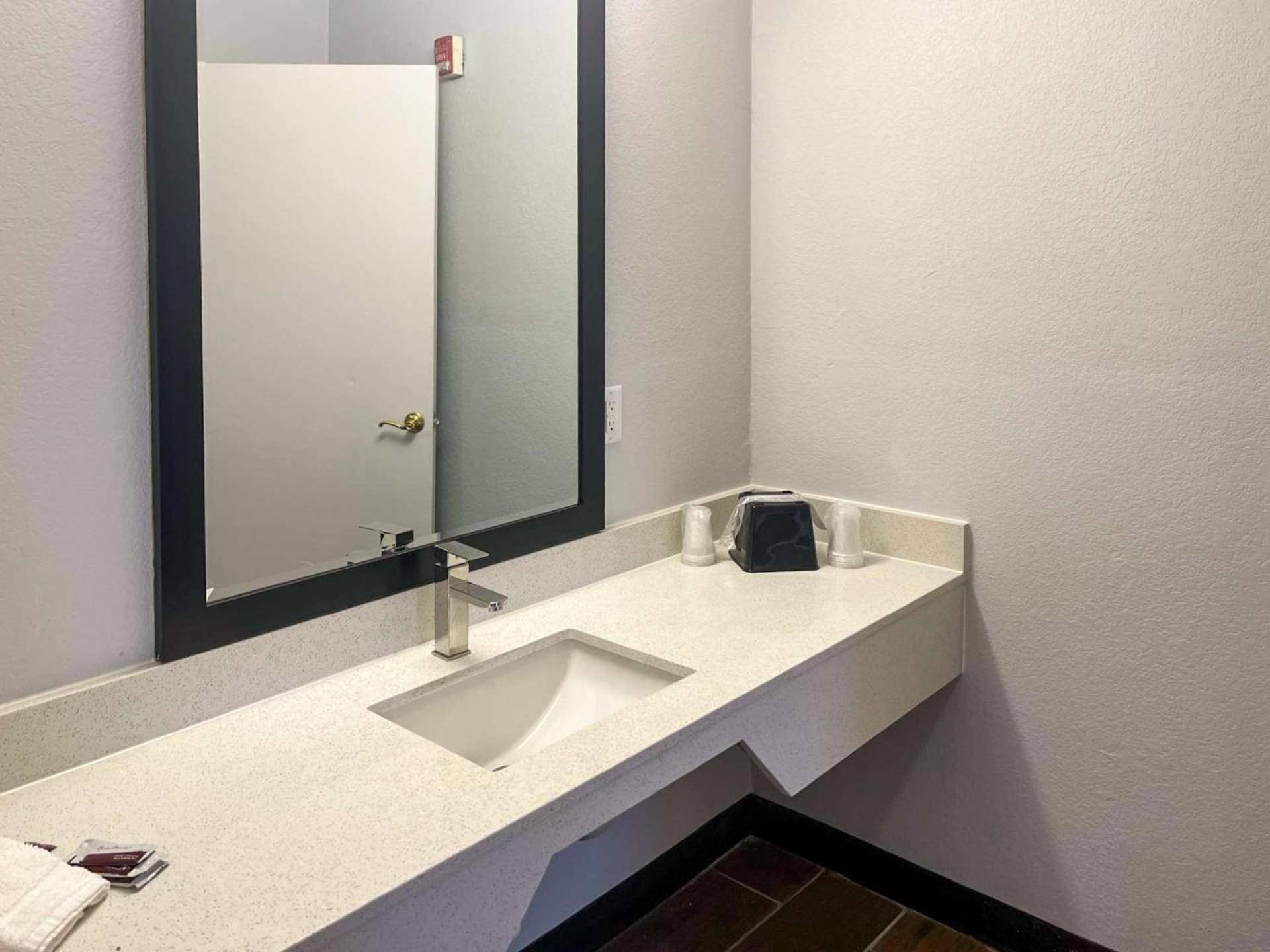 Motel 6 Hurricane, WV photo 8