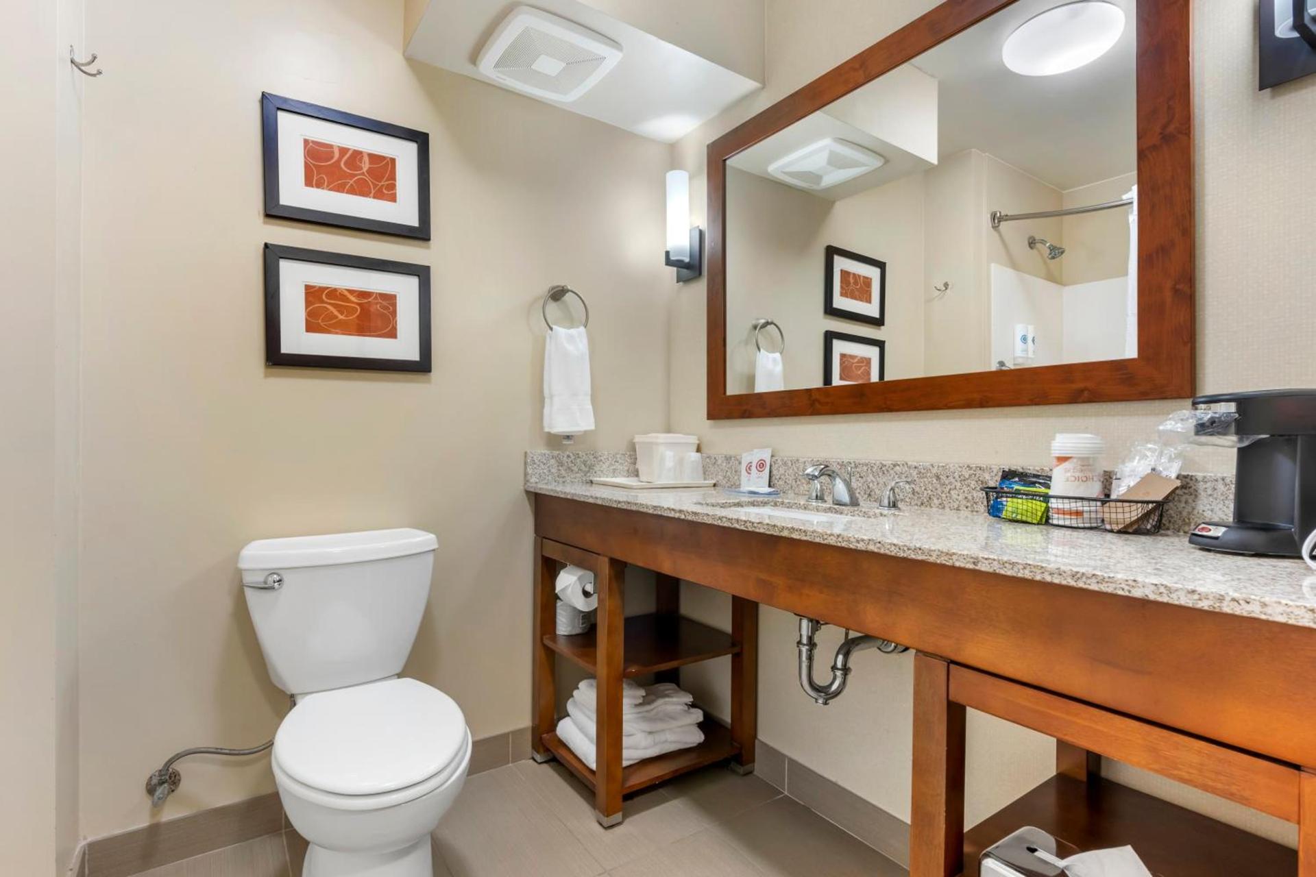 Comfort Suites Redding - Shasta Lake photo 52