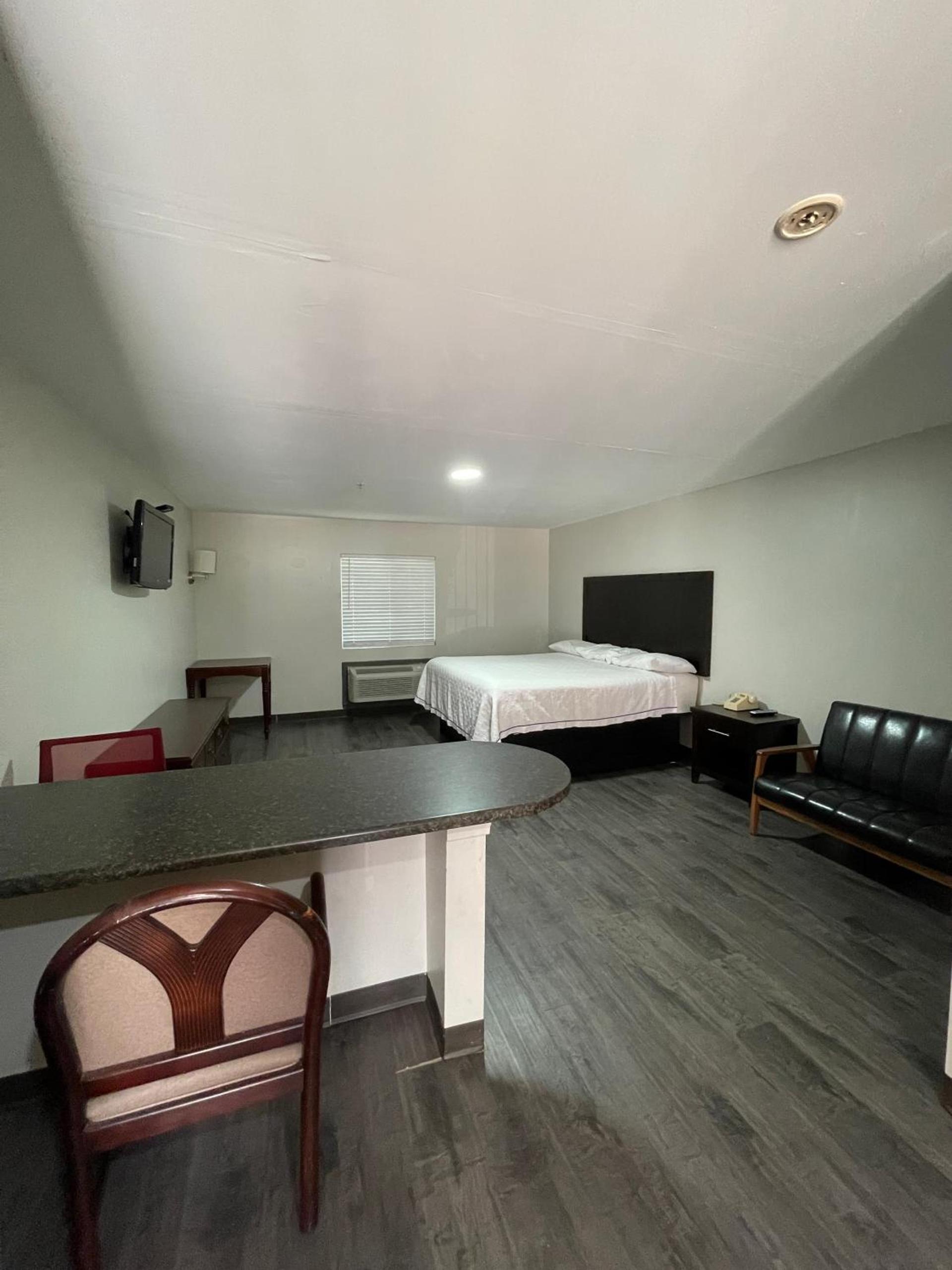 High Falls Inn & Suites photo 16