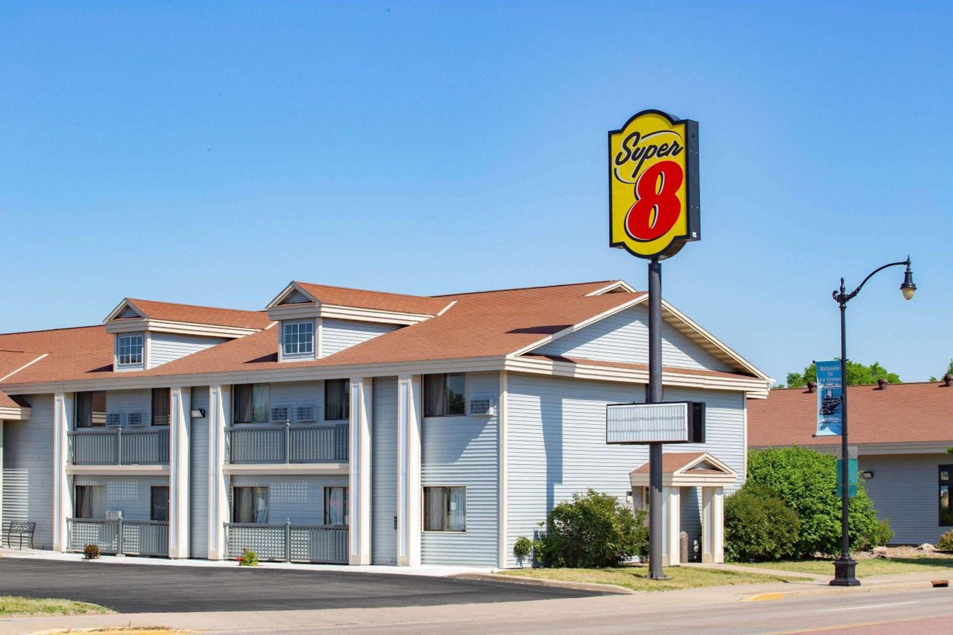 Super 8 by Wyndham La Crosse photo 2