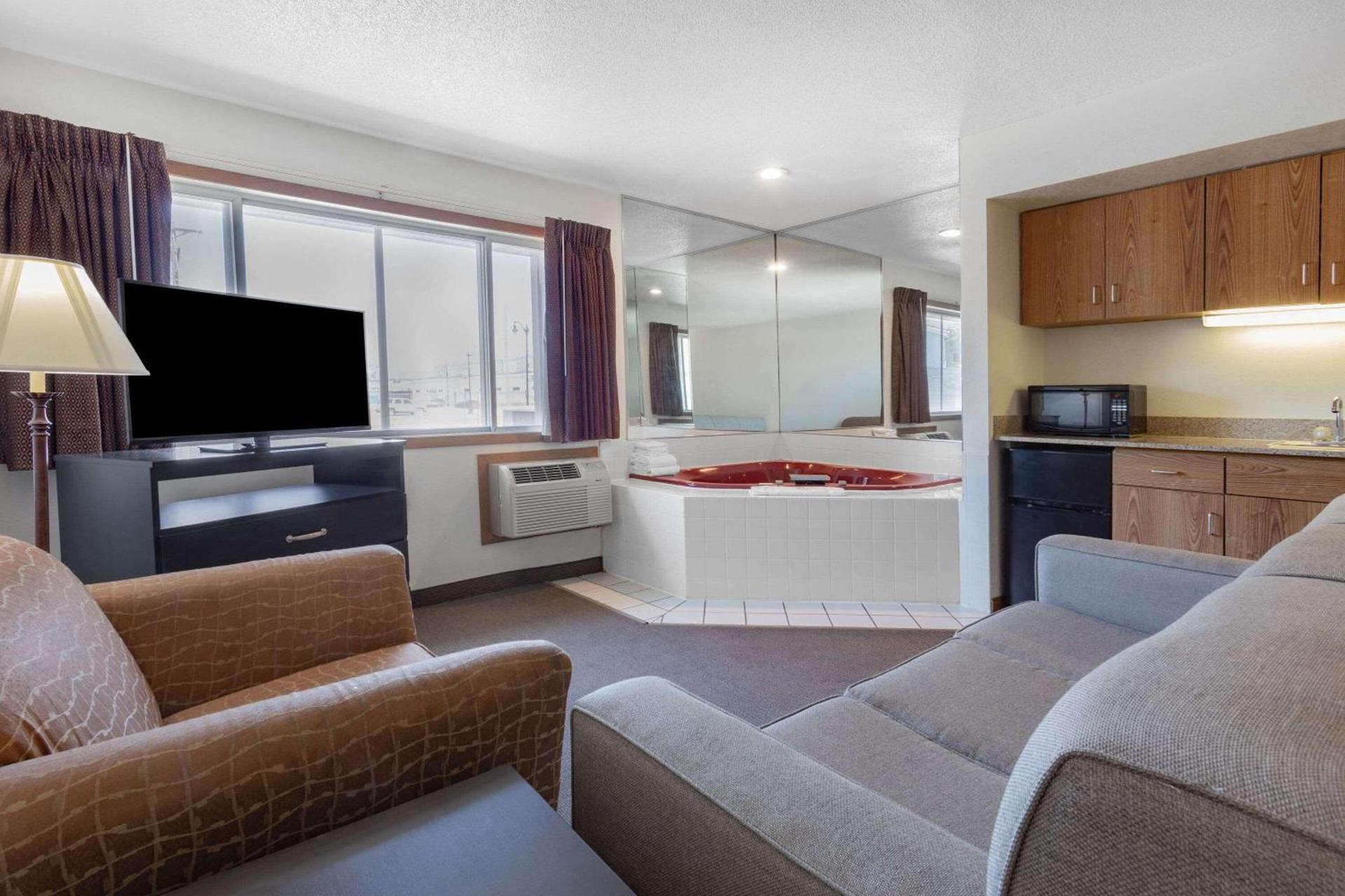 Super 8 by Wyndham La Crosse photo 23
