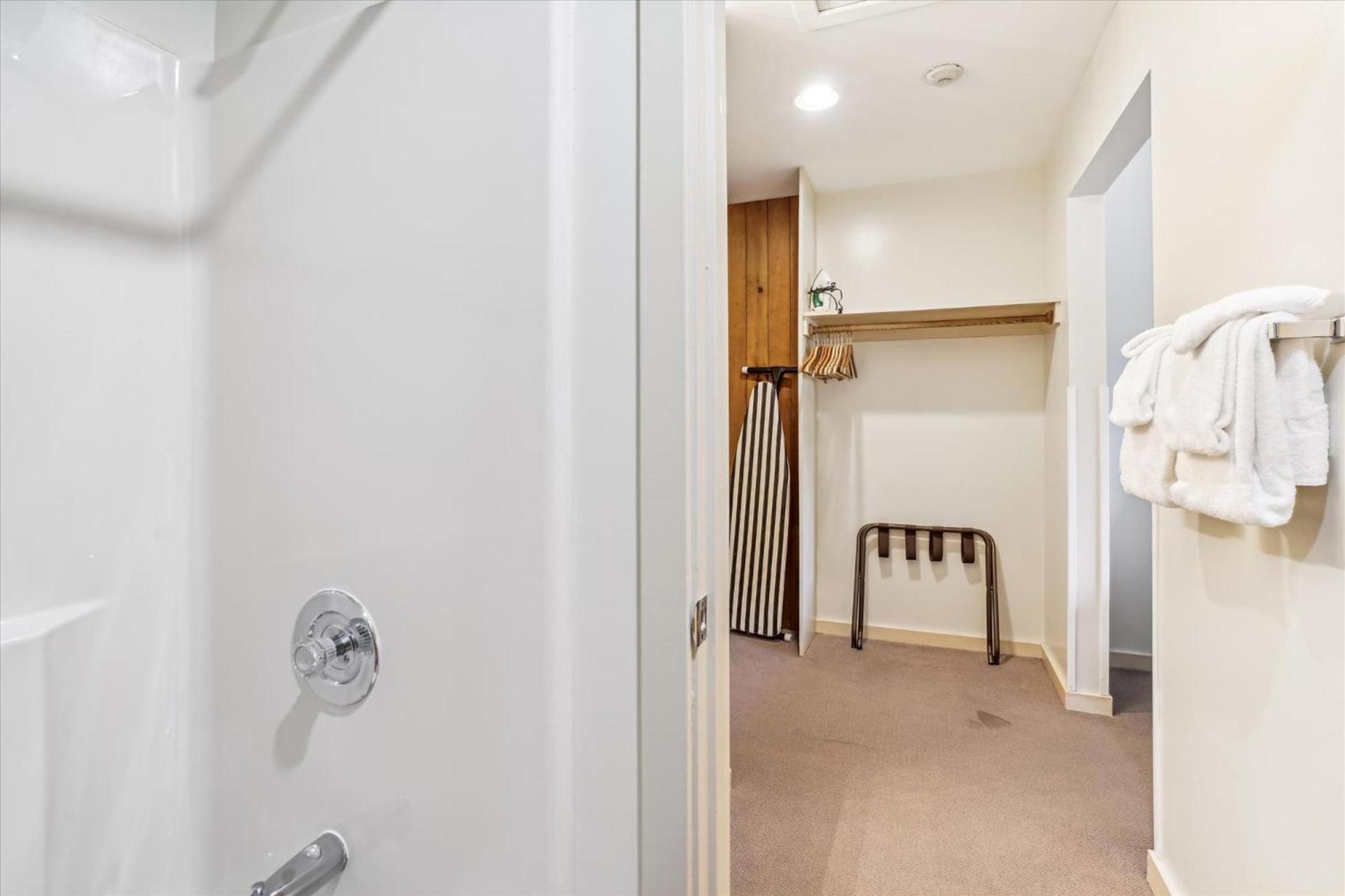 Cedarbrook Hotel Room w/2 Doubles 116 photo 7