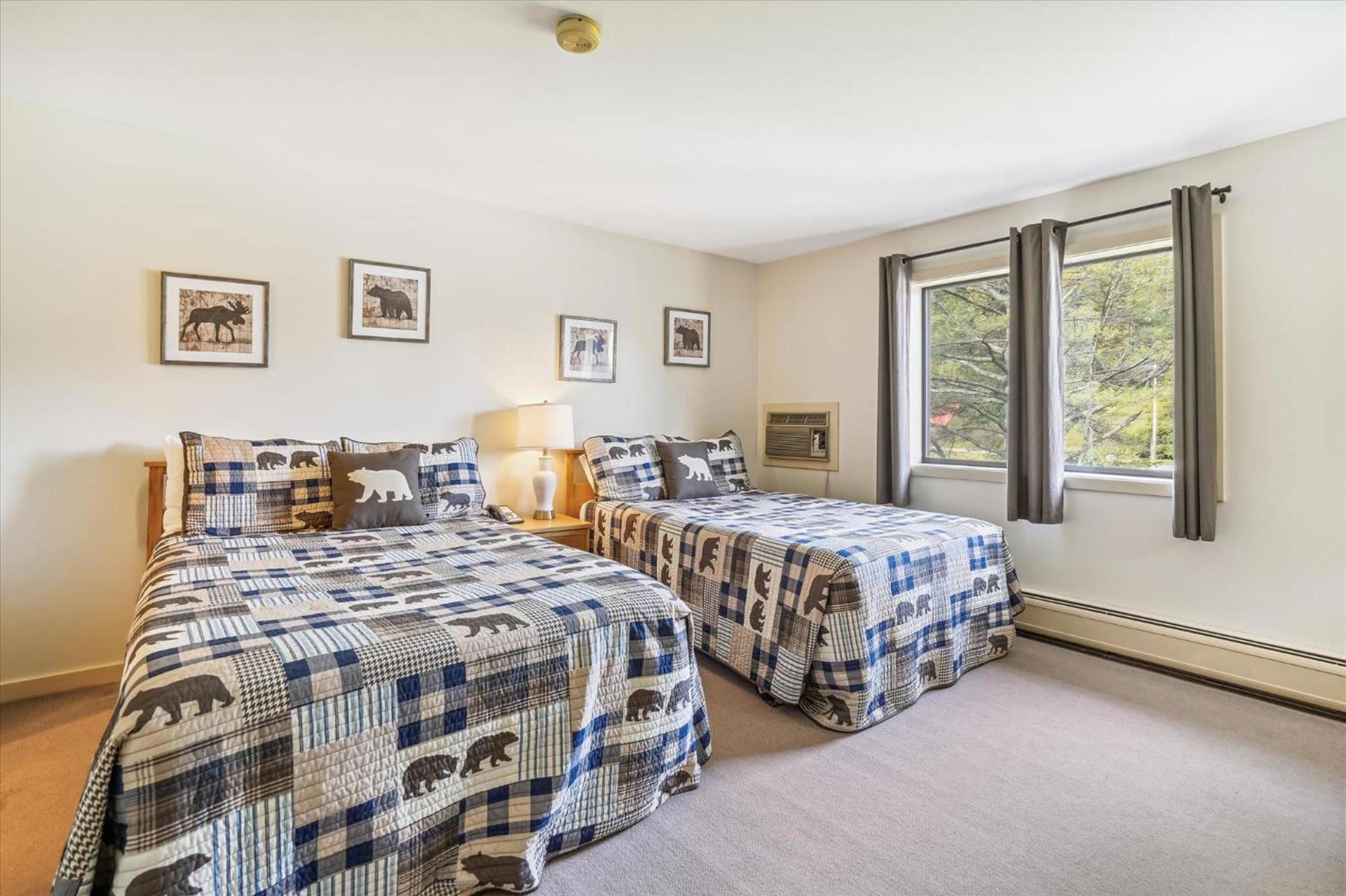Cedarbrook Two Double bed Hotel Room with outdoor heated pool 216 photo 5