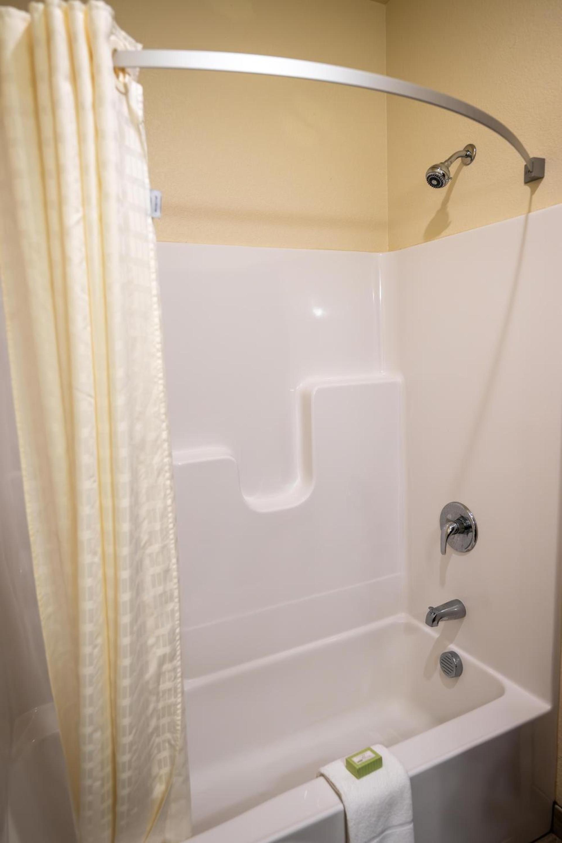 Cobblestone Hotel & Suites - Lamar photo 12